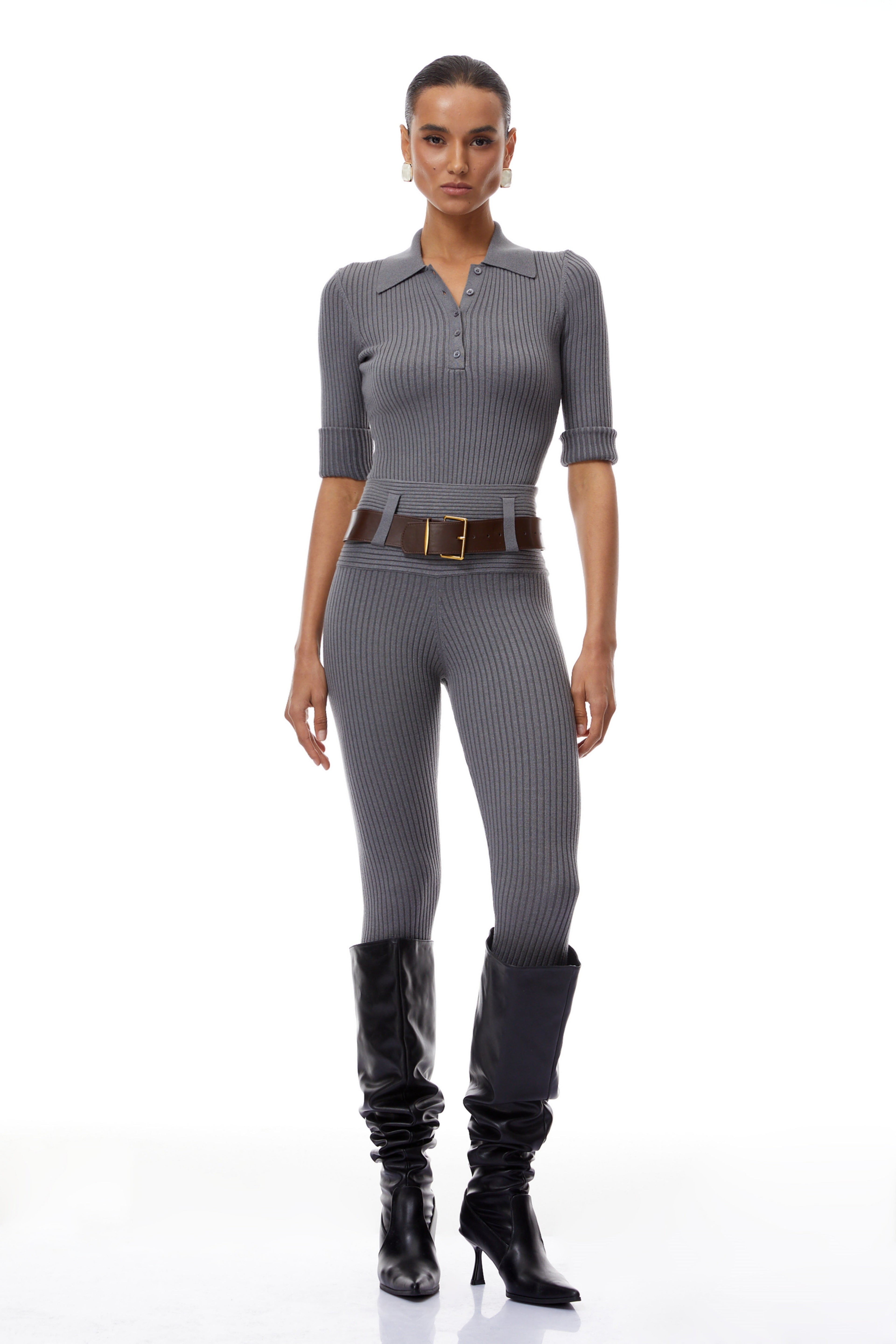 Conjunto de pantalones y body de punto acanalado gris claro de Final Sale, vista frontal en la imagen.