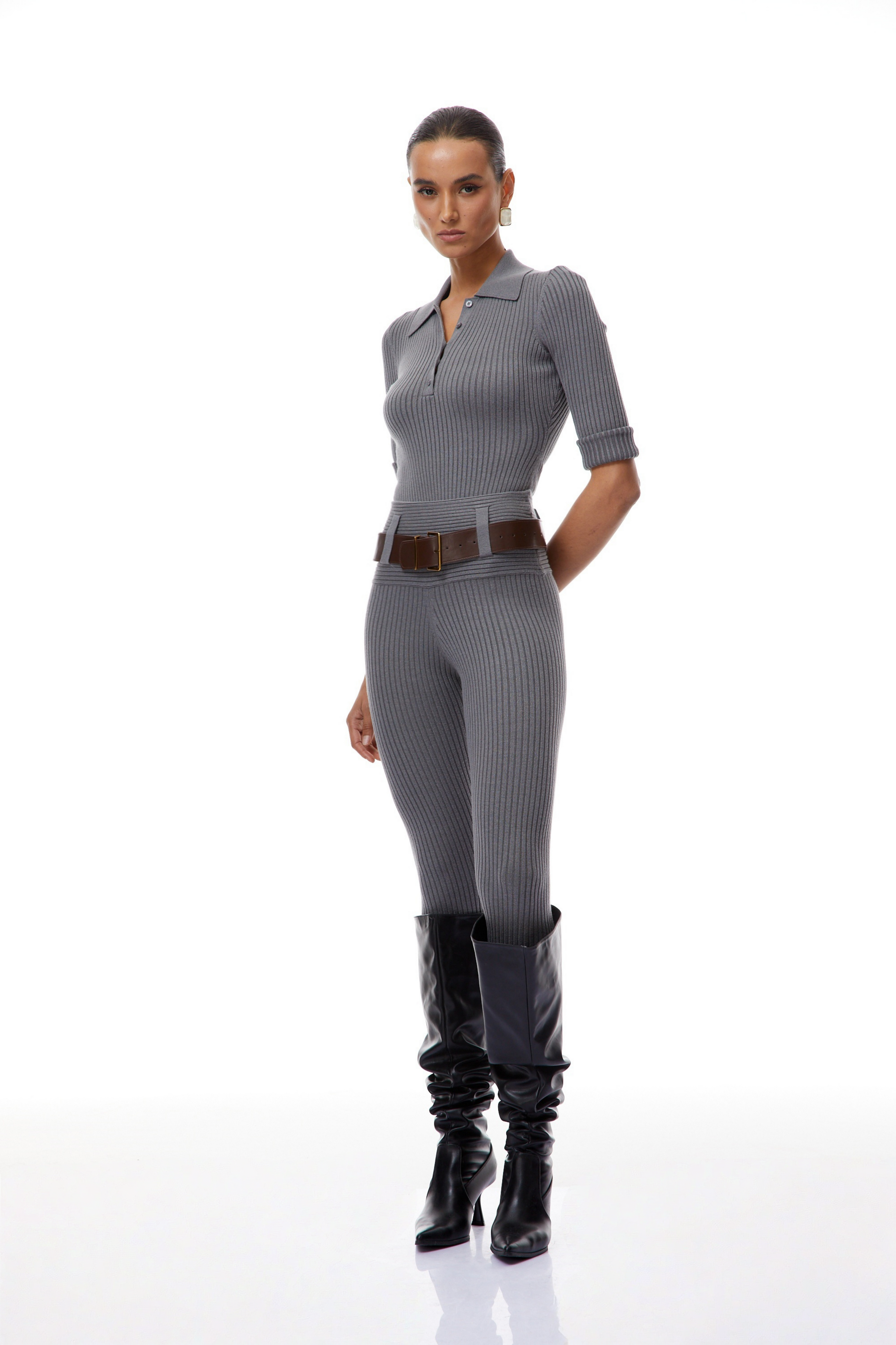 Conjunto de body y pantalones de punto gris con ribetes de la marca Final Sale, visible en la imagen.