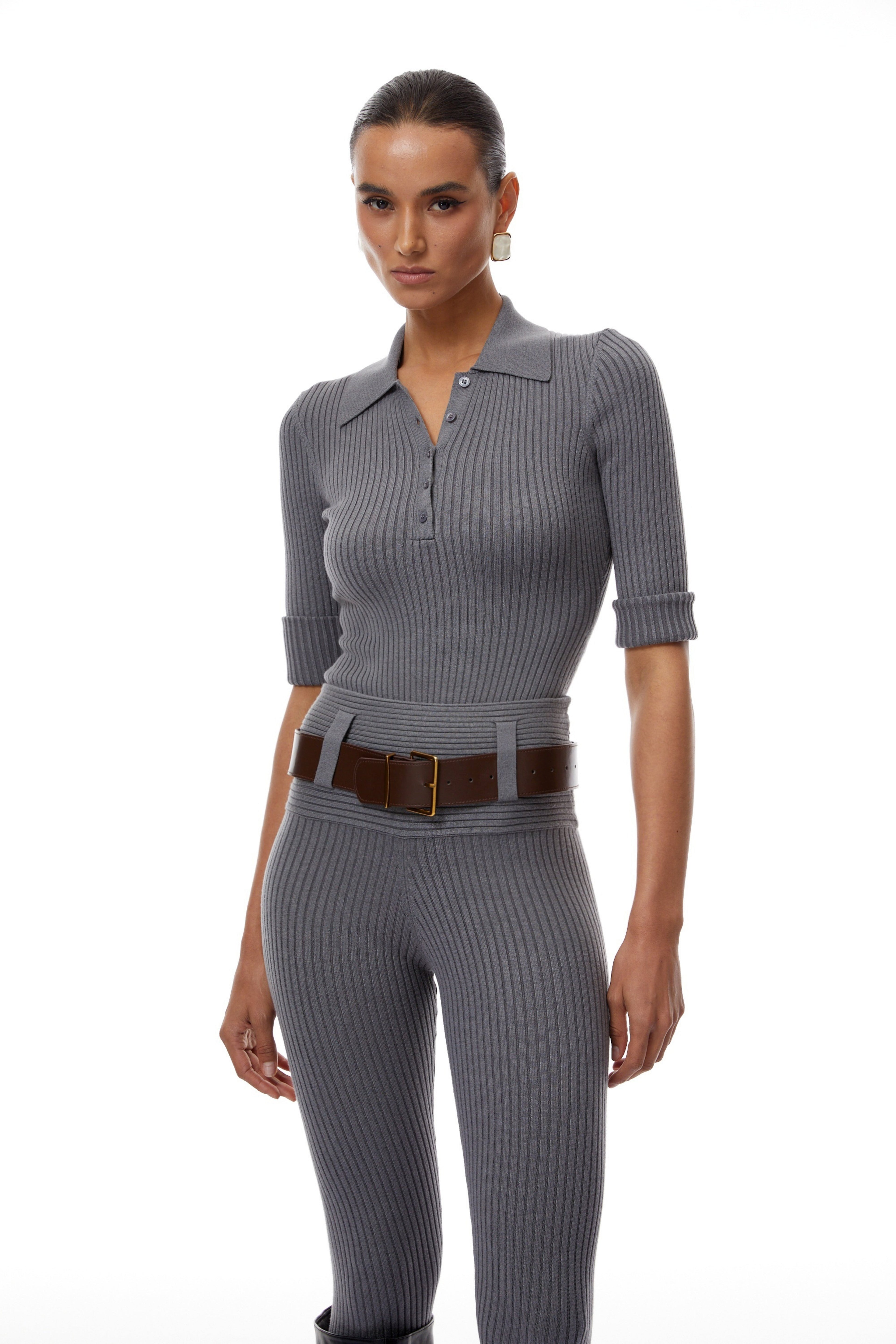 Conjunto de body y pantalones gris con canalé de la marca Final Sale, ropa de moda con textura ajustada y moderna.