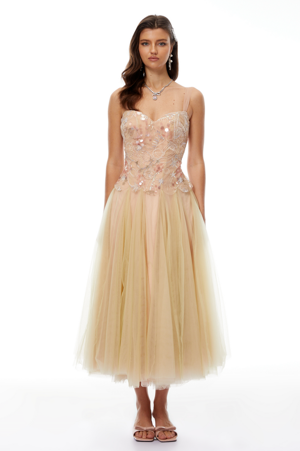 Vestido midi de tul con lentejuelas y bordados en tonos neutros de MRNewyork, con diseño elegante y detalles en la tela.