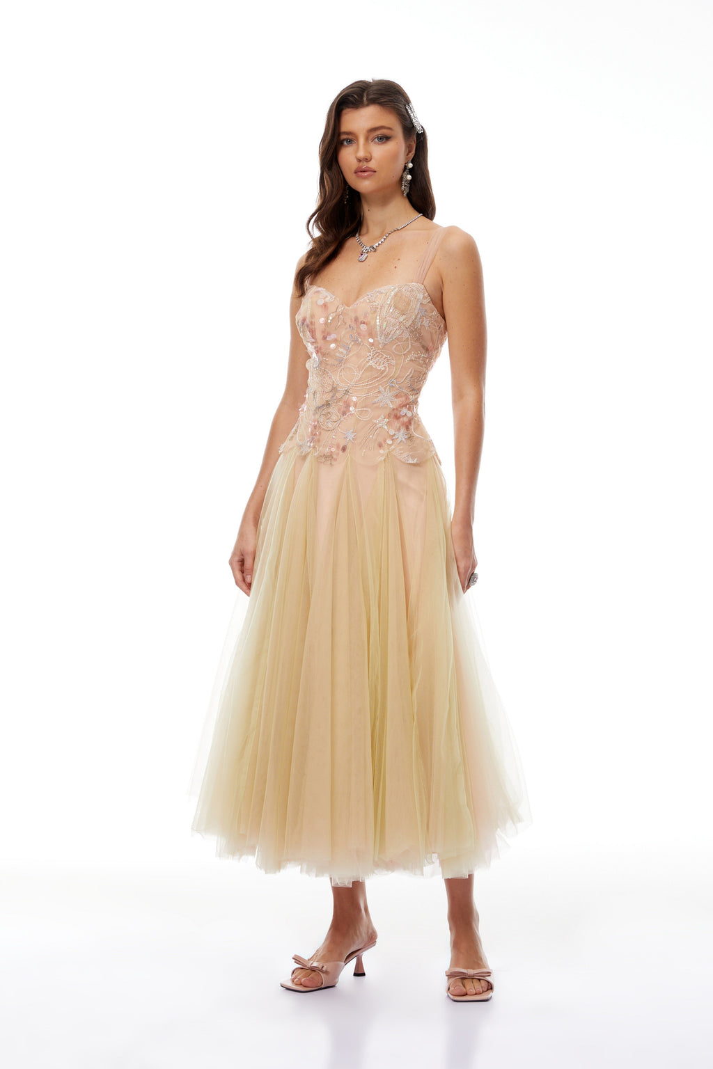 Vestido midi de tul con lentejuelas y bordados en tonos neutros de MRNewyork, con diseño elegante y detalles brillantes