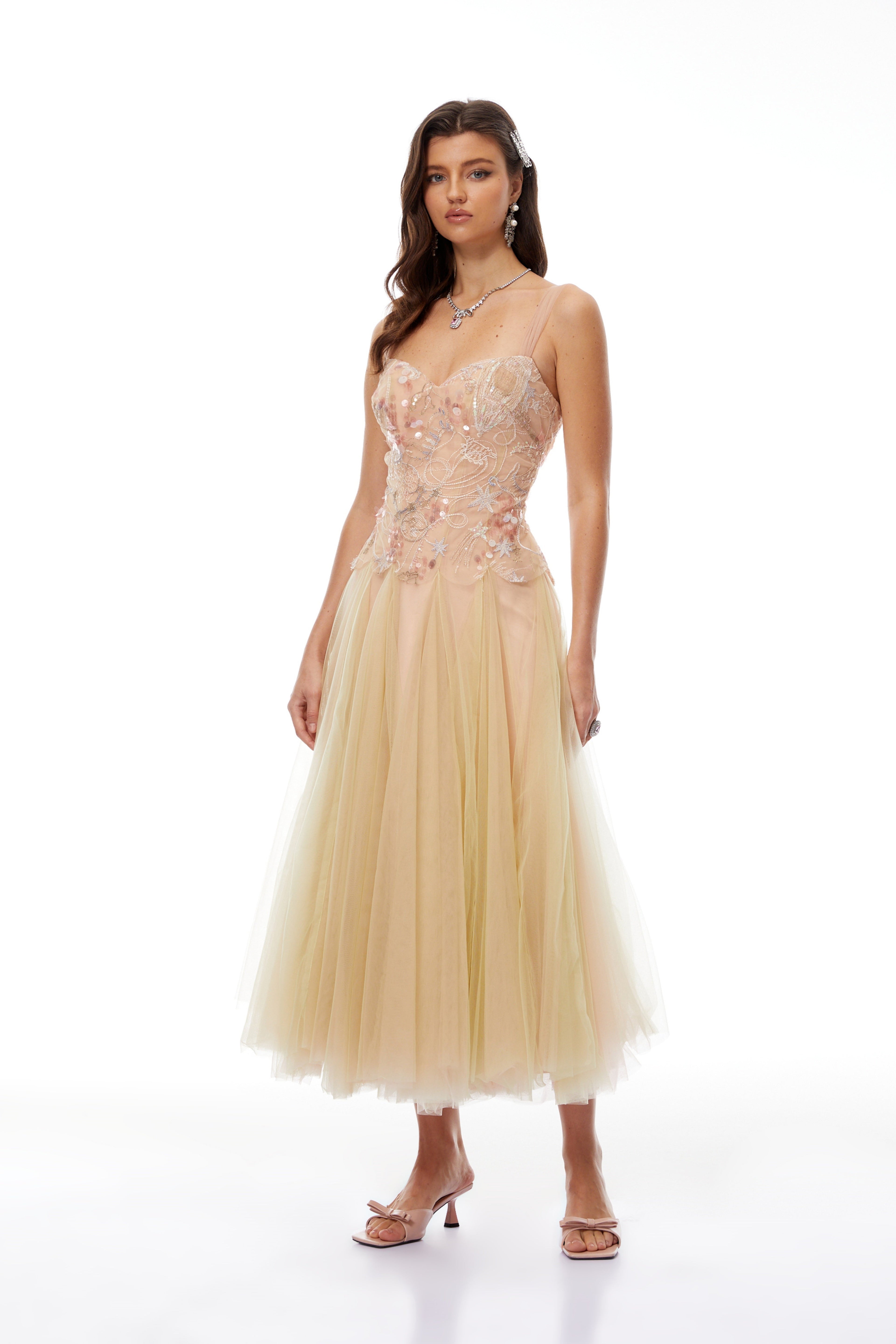 Vestido midi de tul con lentejuelas y bordados en tonos neutros de MRNewyork, con diseño elegante y detalles brillantes