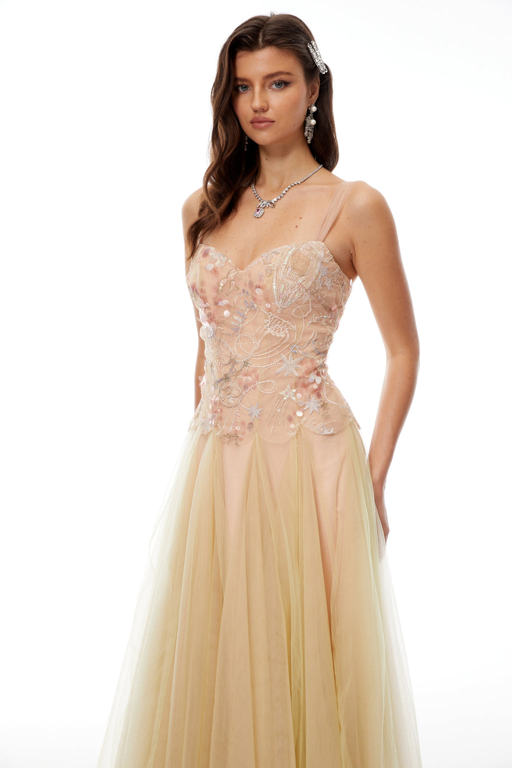 Vestido midi de tul con bordados y lentejuelas en diseño neutral de MRNewyork, mostrando detalles elegantes y sofisticados