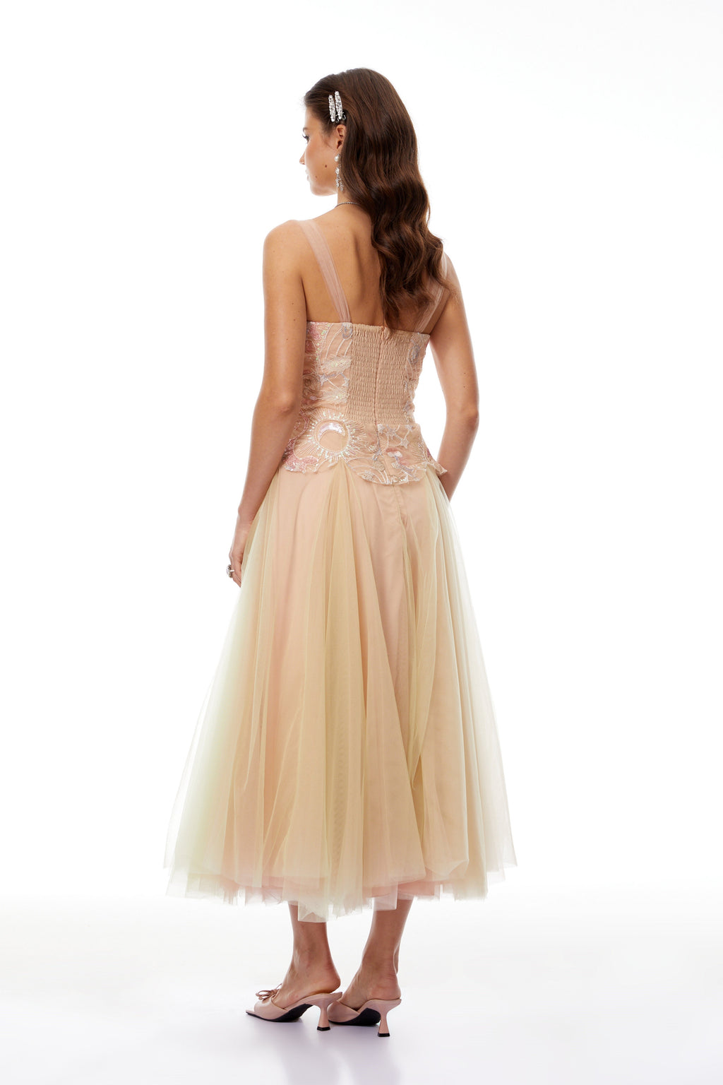 Vestido midi de tul con bordado y lentejuelas en tonos neutros de MRNewyork, con detalles elegantes y sofisticados.