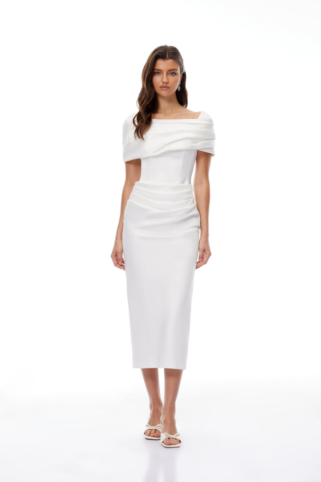 Vestido midi blanco de novia con drapeado elegante, de la marca Bridal, con detalles suaves y sofisticados.