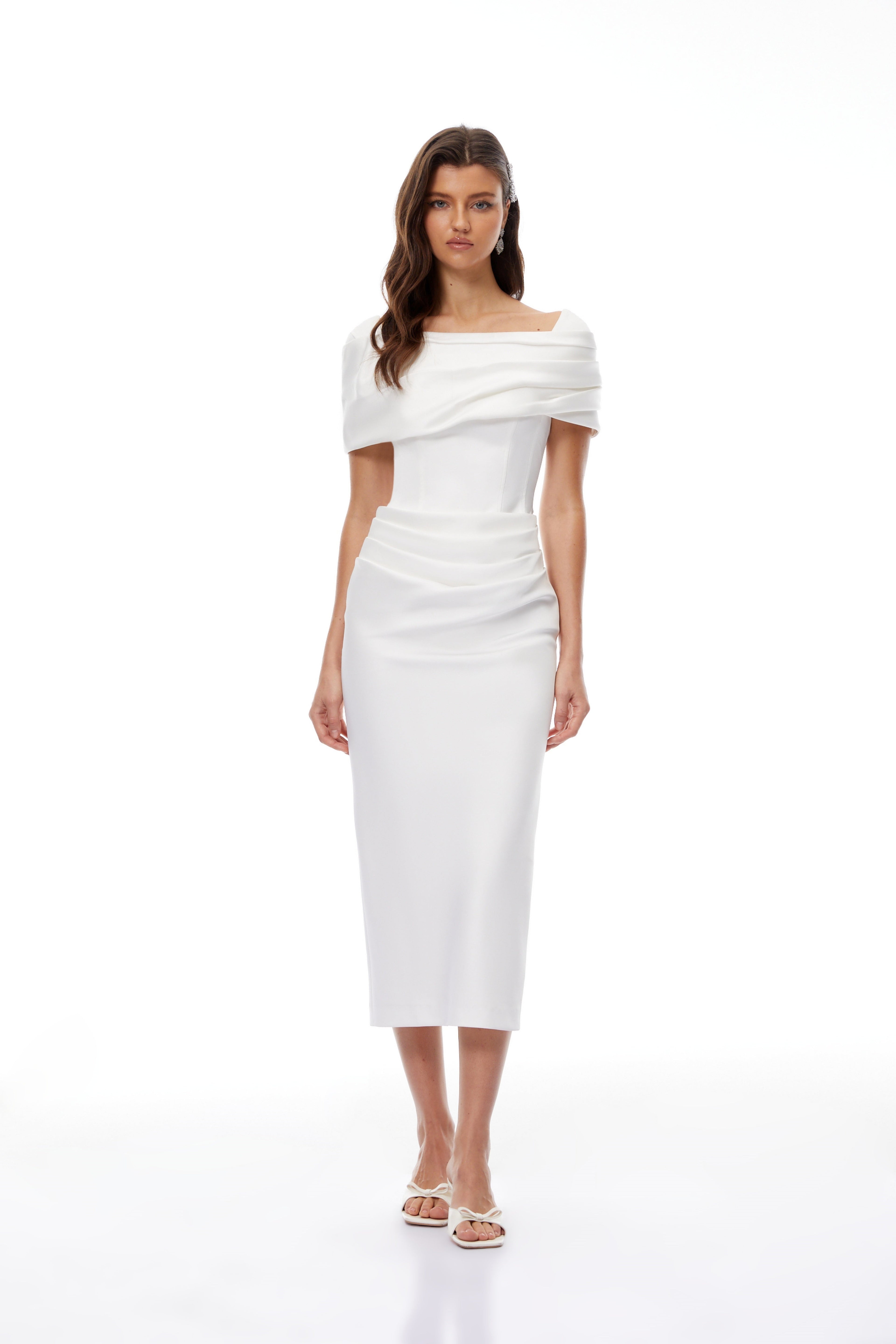 Vestido midi blanco de novia con drapeado elegante, de la marca Bridal, con detalles suaves y sofisticados.