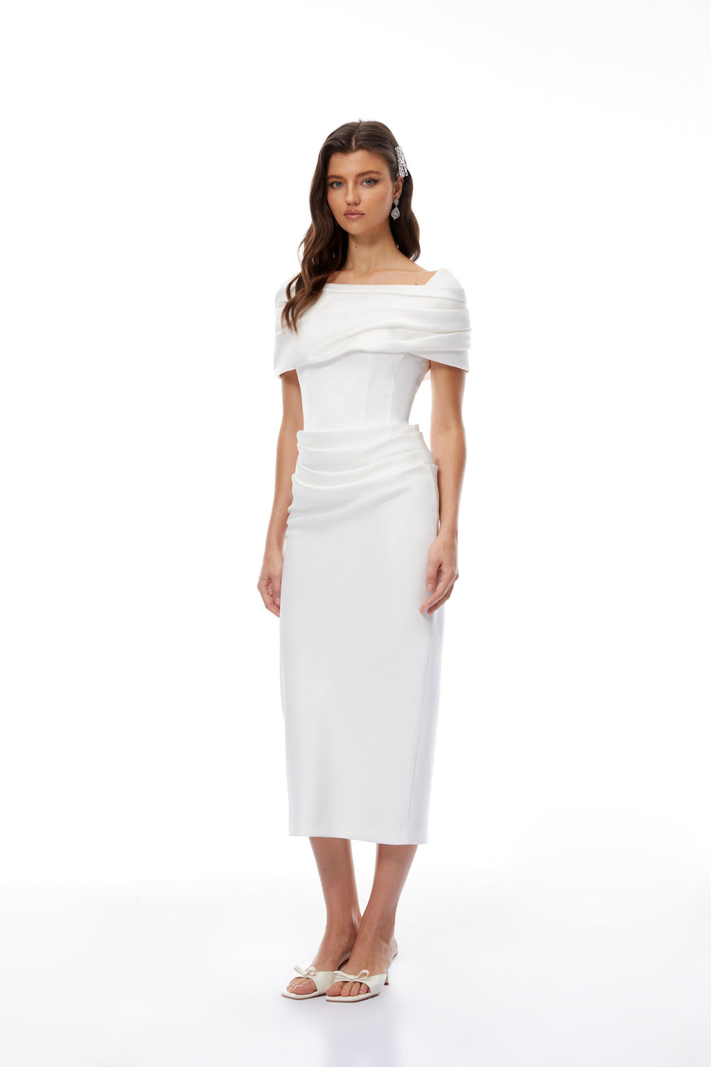 Vestido midi blanco Bridal Solara con drapeado elegante, perfecto para ocasiones especiales y eventos formales.