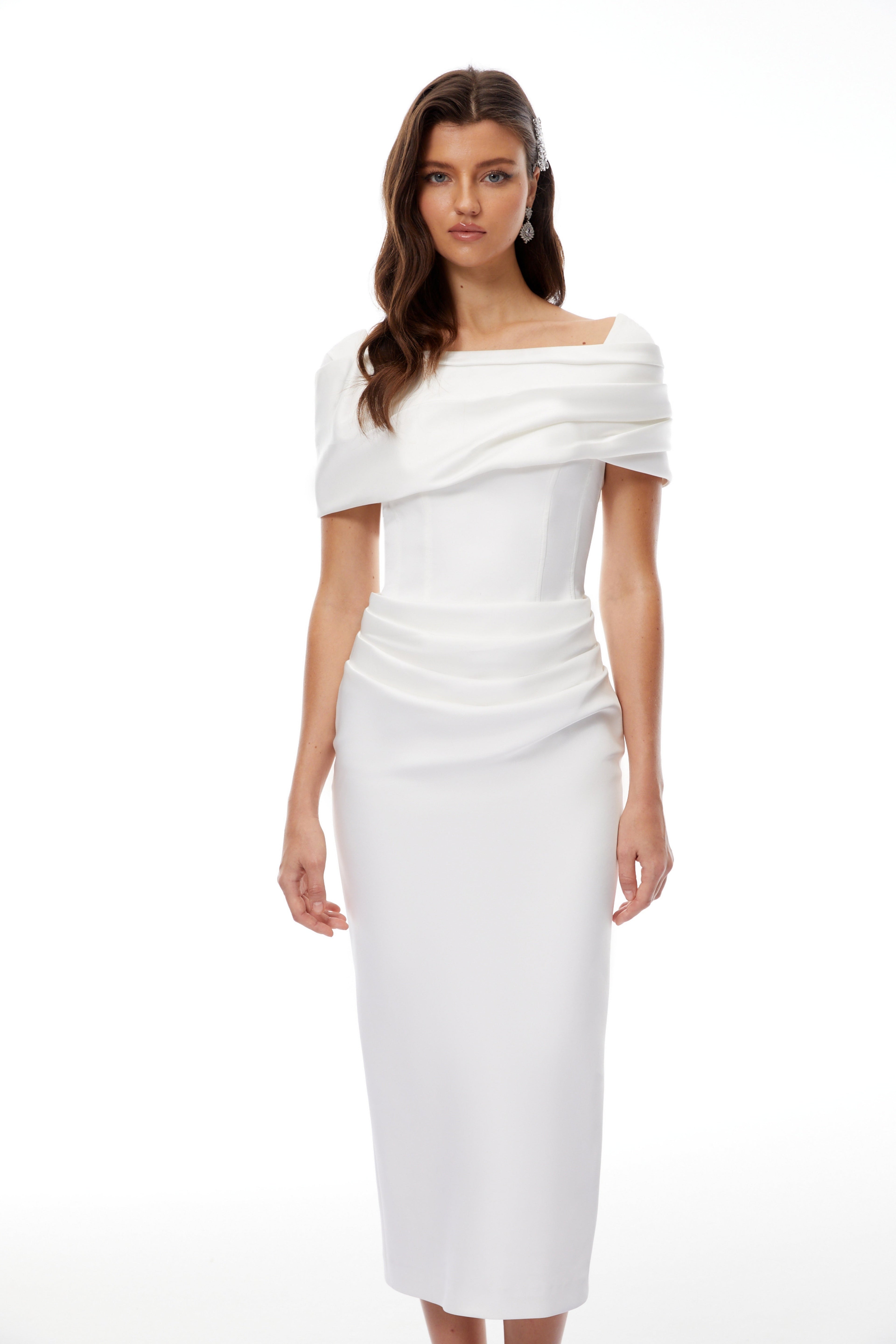 Vestido largo blanco de novia Solara, vestido midi con drapeado elegante y estilo romántico, diseñado por Bridal.