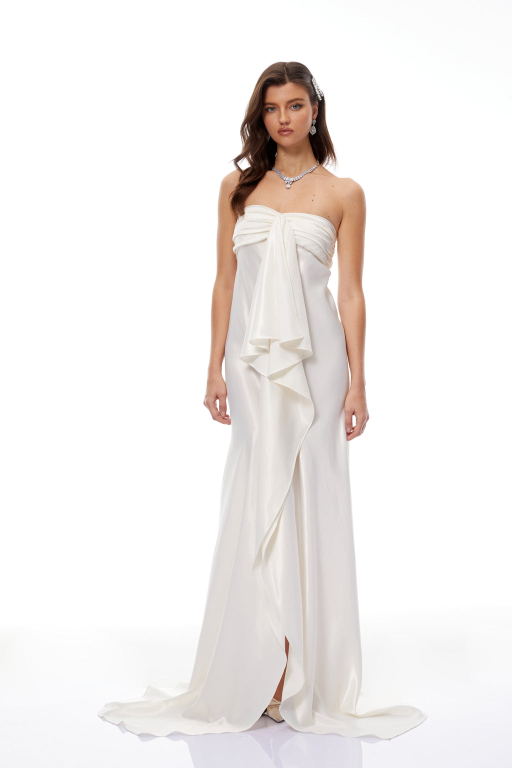 Vestido largo de satén beige sin tirantes con volantes, estilo maxi de la marca Final Sale, para ocasiones elegantes.