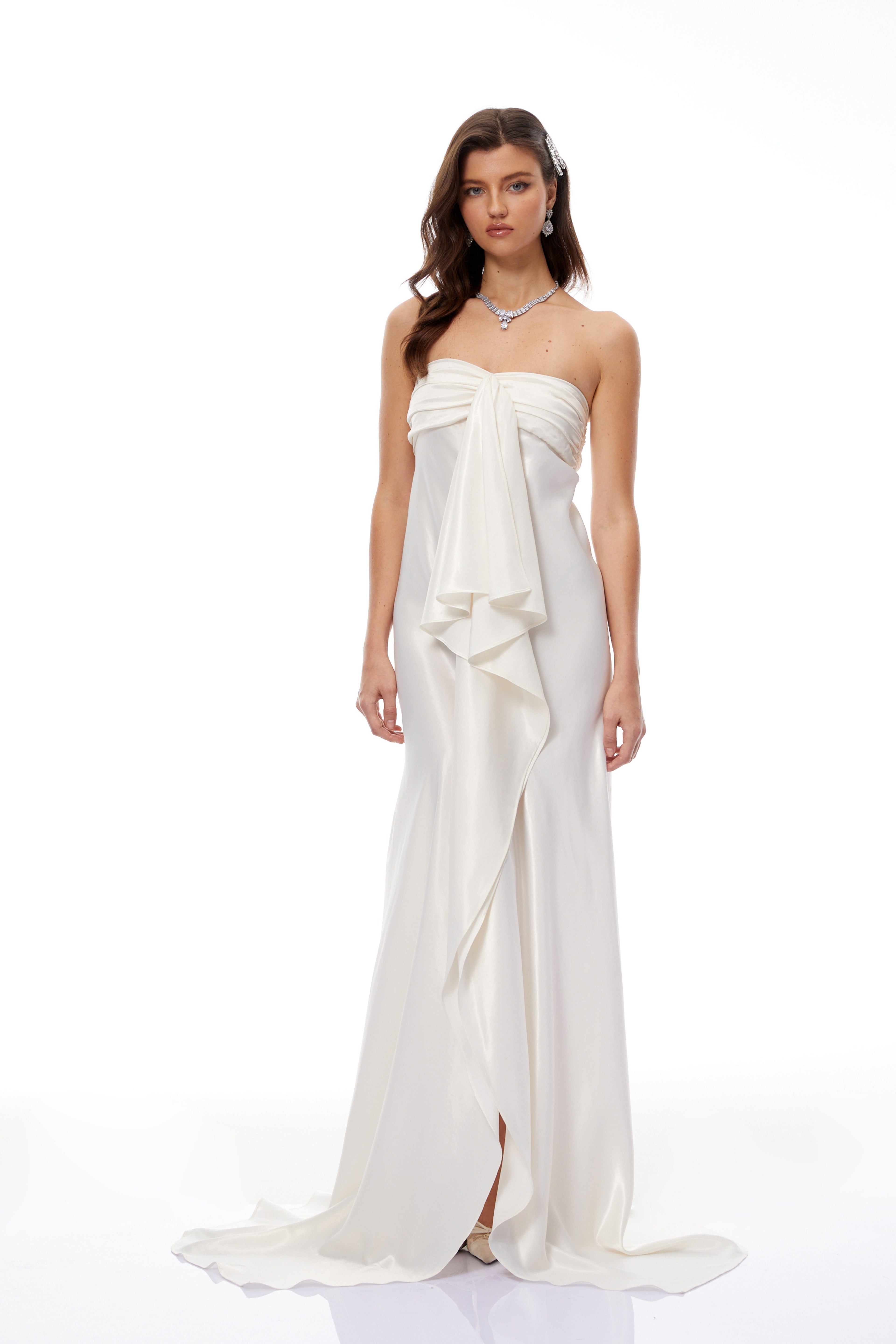 Vestido largo de satén beige sin tirantes con volantes, estilo maxi de la marca Final Sale, para ocasiones elegantes.