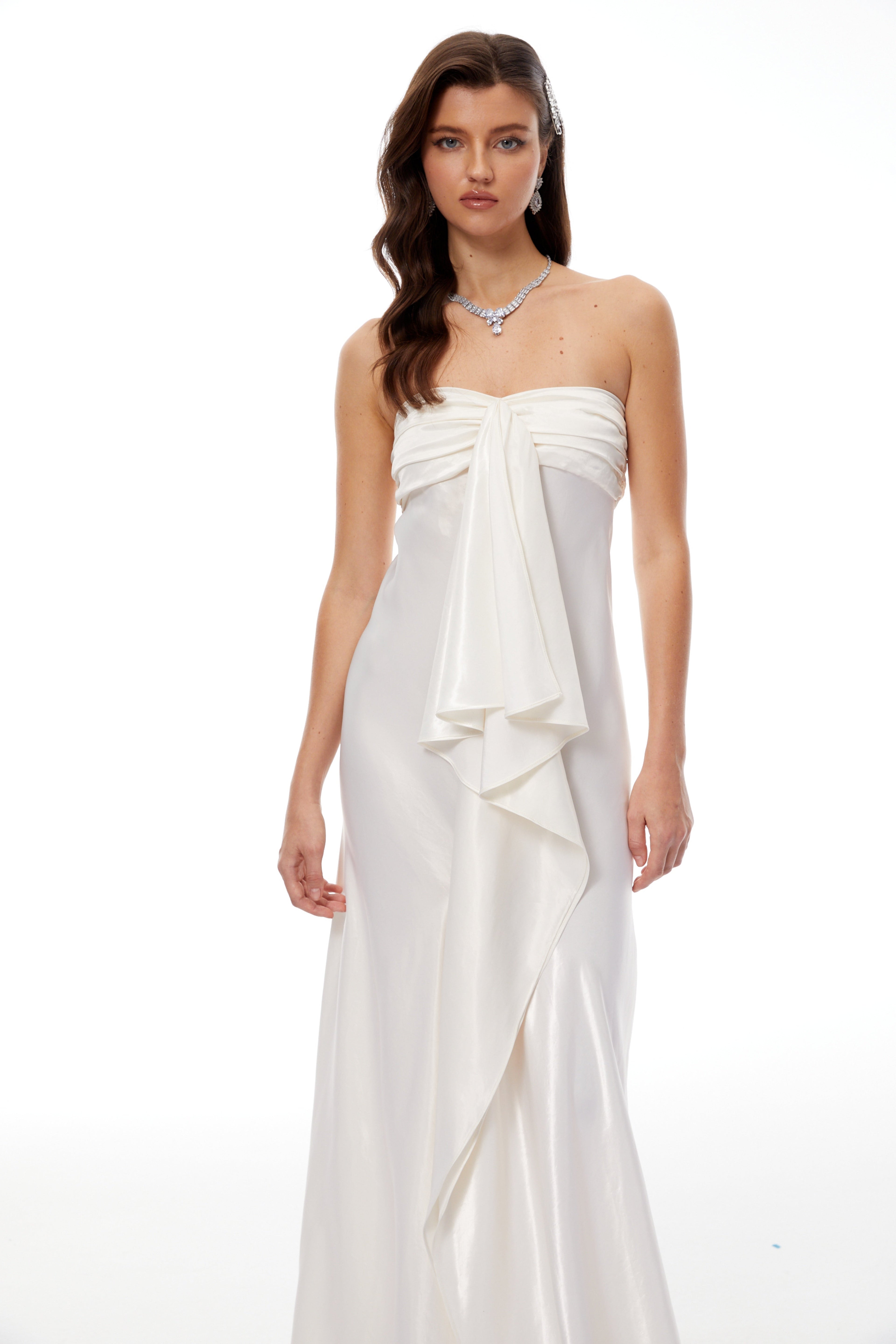 Vestido maxi sin tirantes beige lila de satén con volantes, estilo elegante de la marca Final Sale.