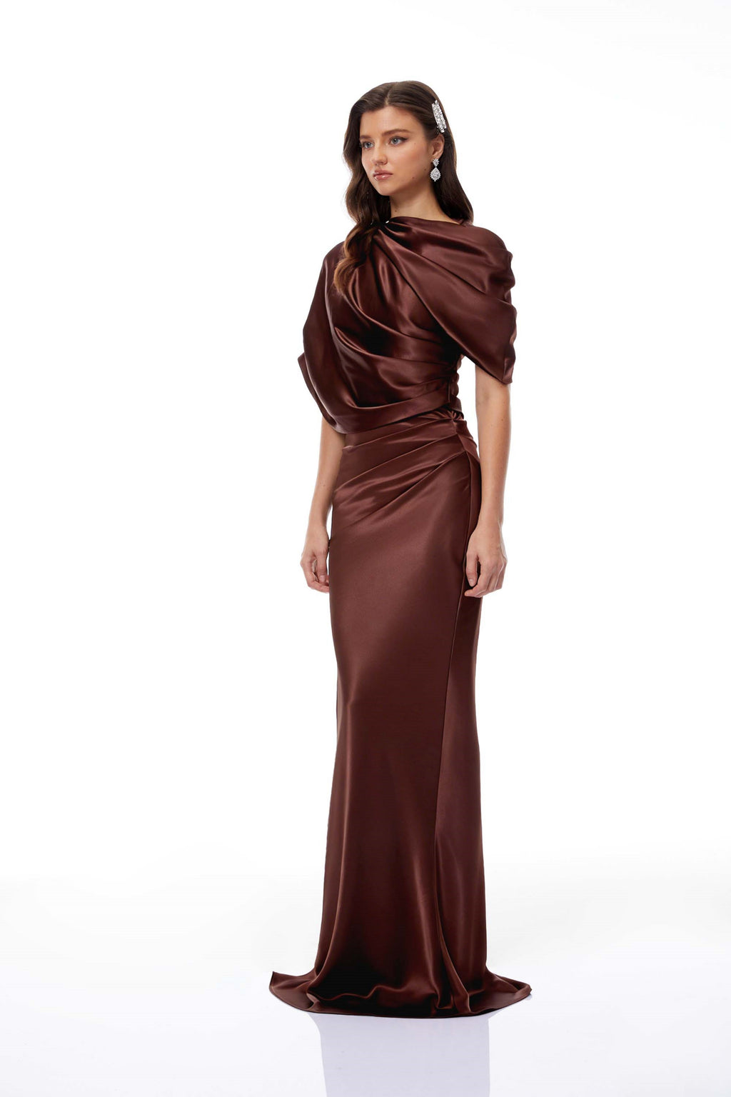 Vestido largo de satén marrón asimétrico con fruncido, diseñado por Final Sale, para ocasiones elegantes.