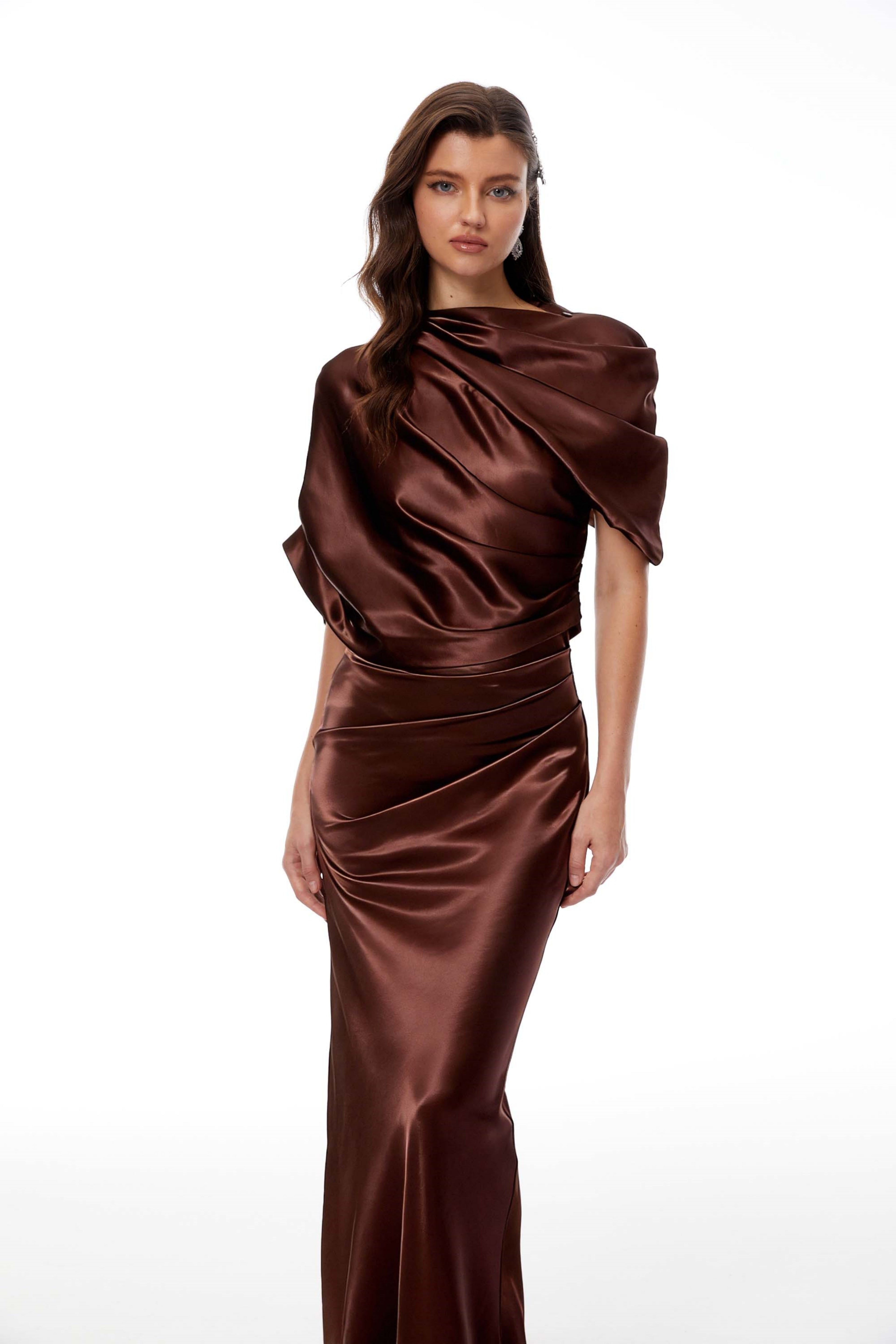 Vestido largo de satén marrón asimétrico y con fruncido de la marca Bridal, con diseño elegante y detalles en la parte superior.