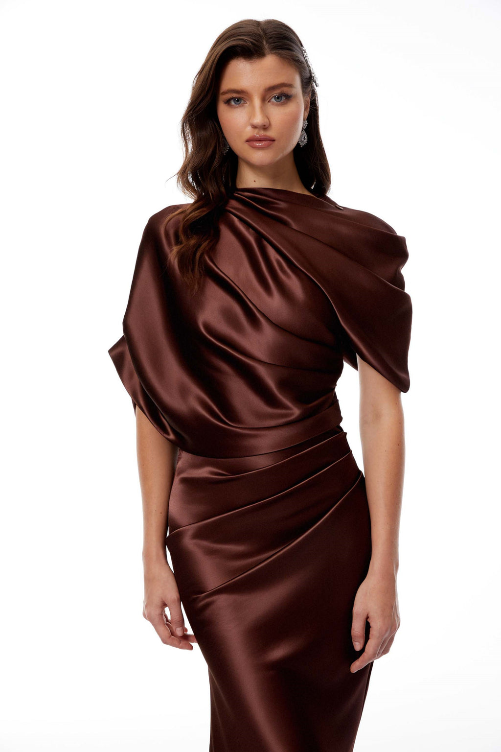 Vestido maxi de satén marrón asimétrico con fruncidos, diseño elegante de la marca Bridal, visible en la imagen.