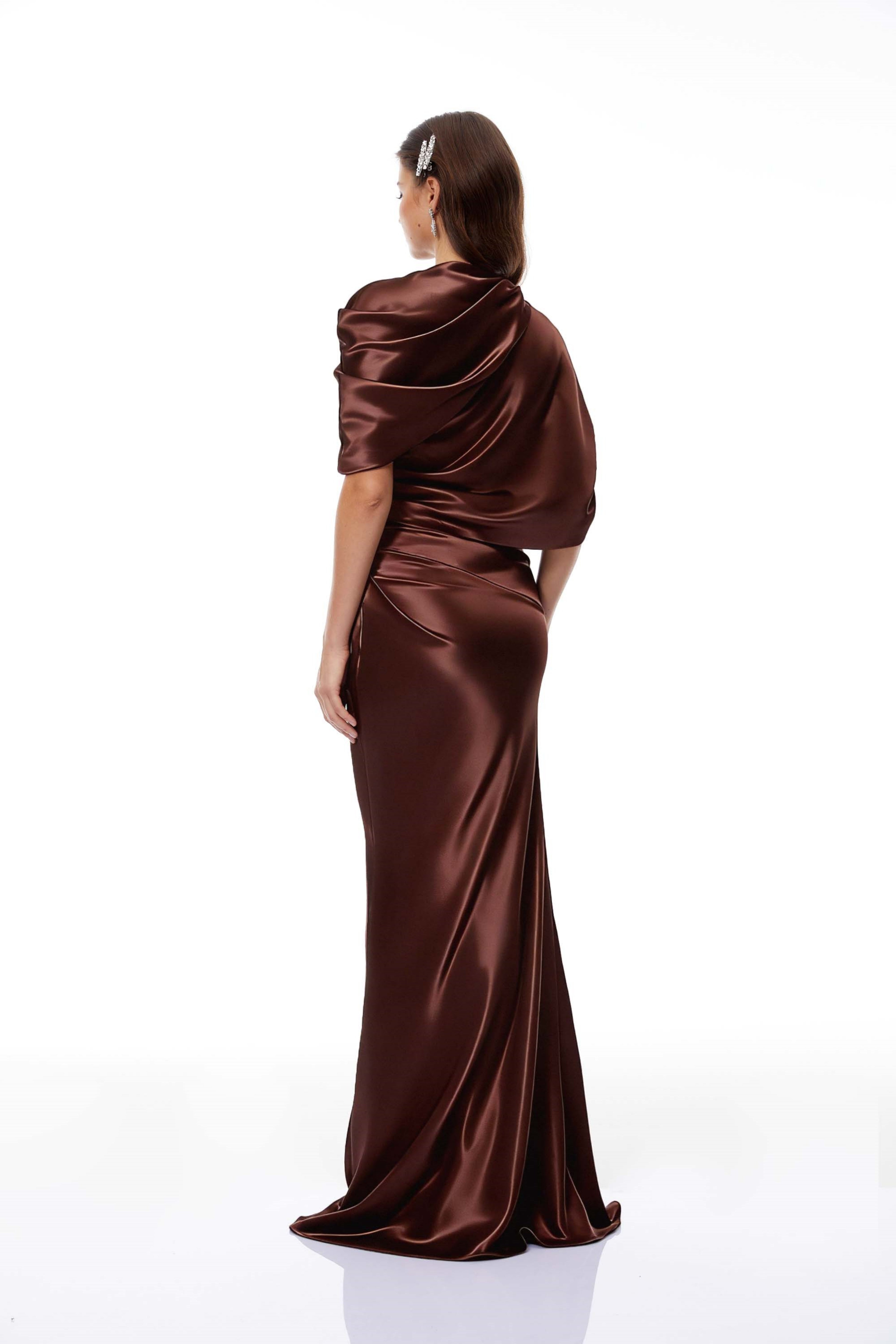 Vestido maxi de satén marrón asimétrico con fruncido de la marca Final Sale, mostrando su diseño elegante y detalles en la imagen.