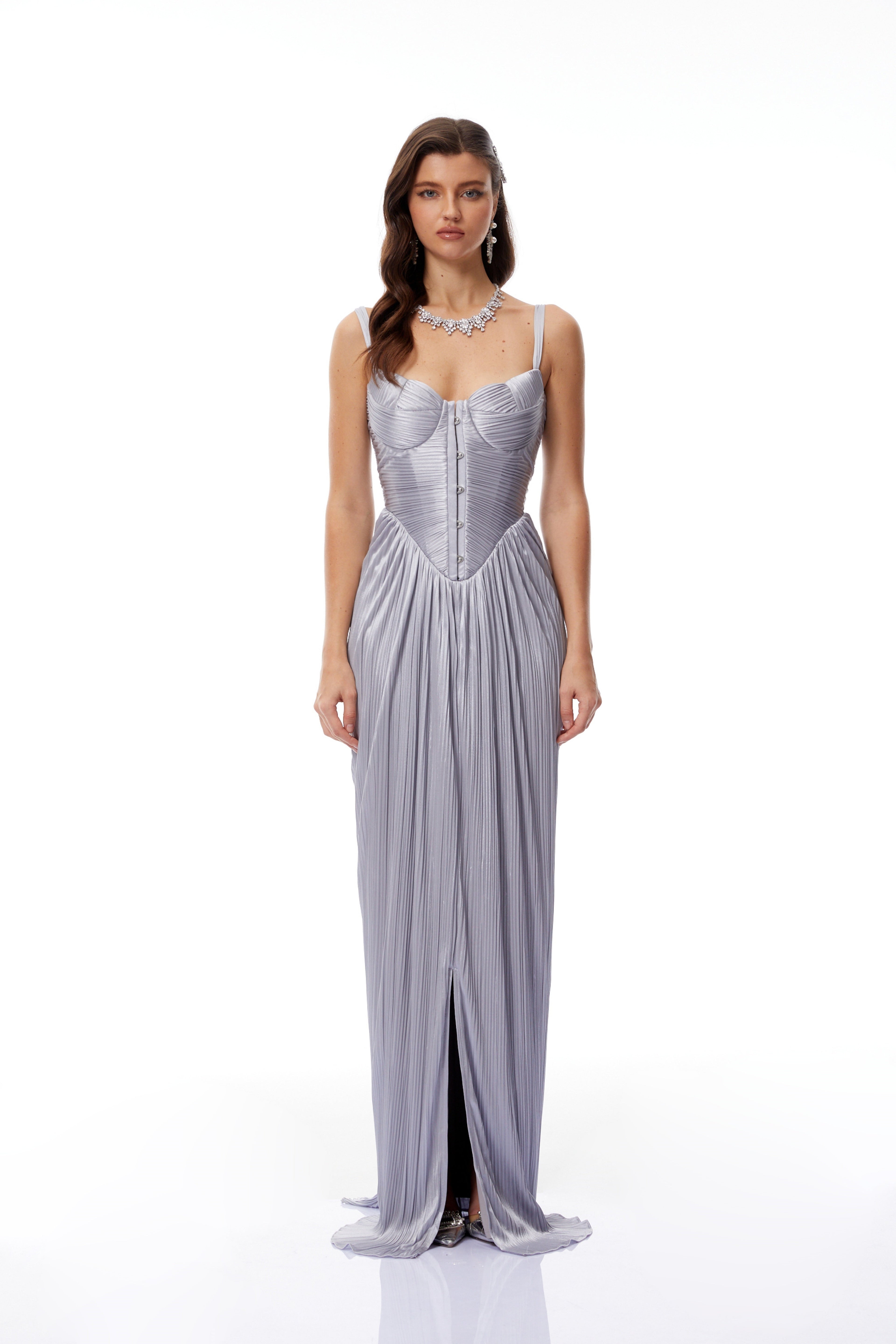 Vestido largo de novia Nicoletta en plata brillante con corsé plisado y diseño elegante, perfecto para ocasiones especiales