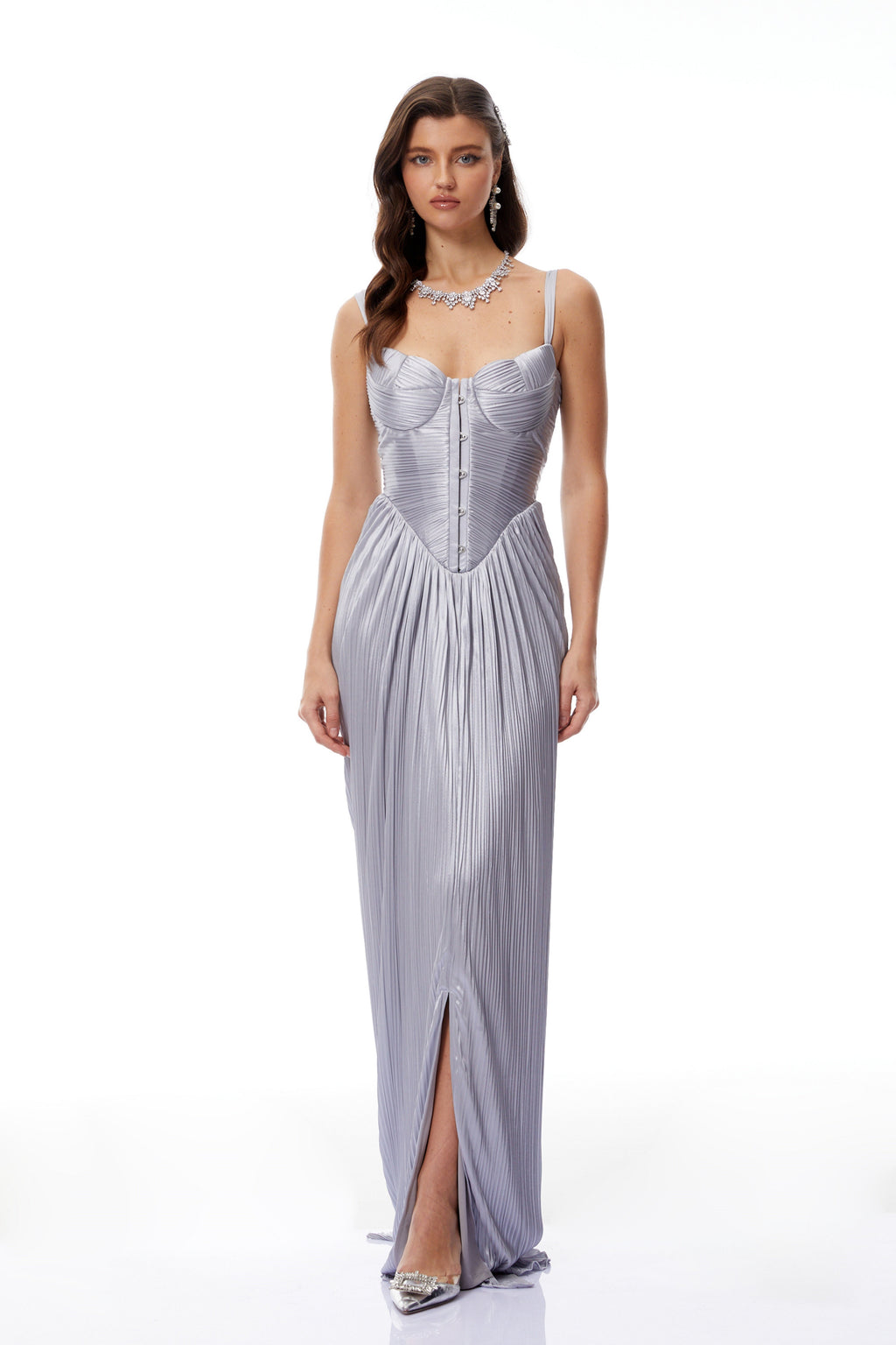 Vestido largo de novia en color plateado brillante con corsé plisado y corte maxi, estilo Nicoletta de Bridal.