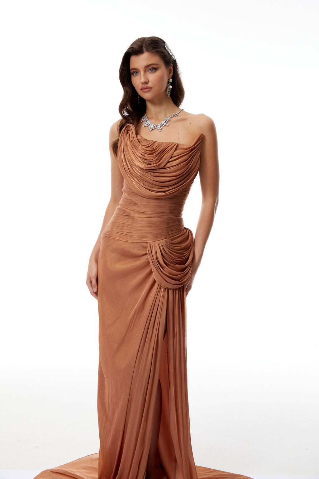 Vestido maxi dorado Gelsomina Gold asimétrico, de corte brillante y estilo recogido, diseñado para ocasiones elegantes.