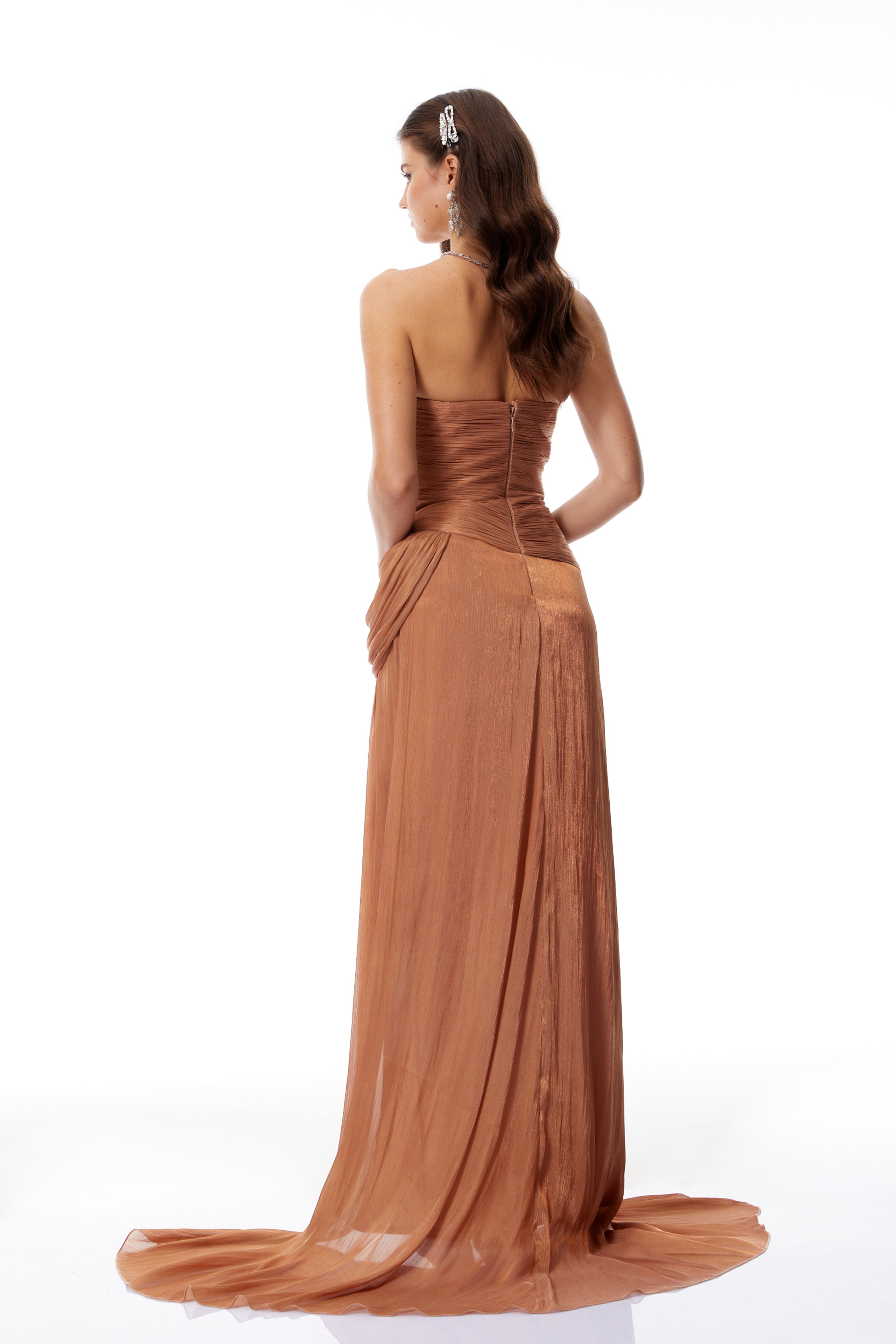 Vestido maxi asimétrico y brillante Gelsomina Gold, vestido largo ajustado y con pliegues en la parte superior.