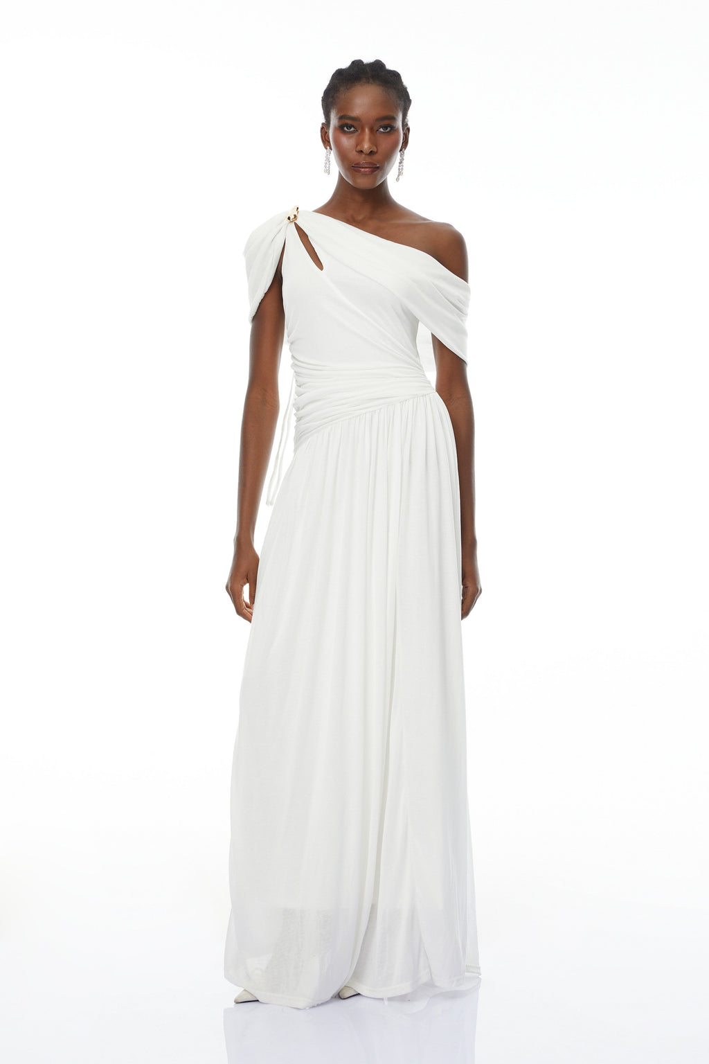 Vestido maxi asimétrico Sigrun en blanco con fruncido, diseñado por Final Sale, mostrado en un entorno de moda.