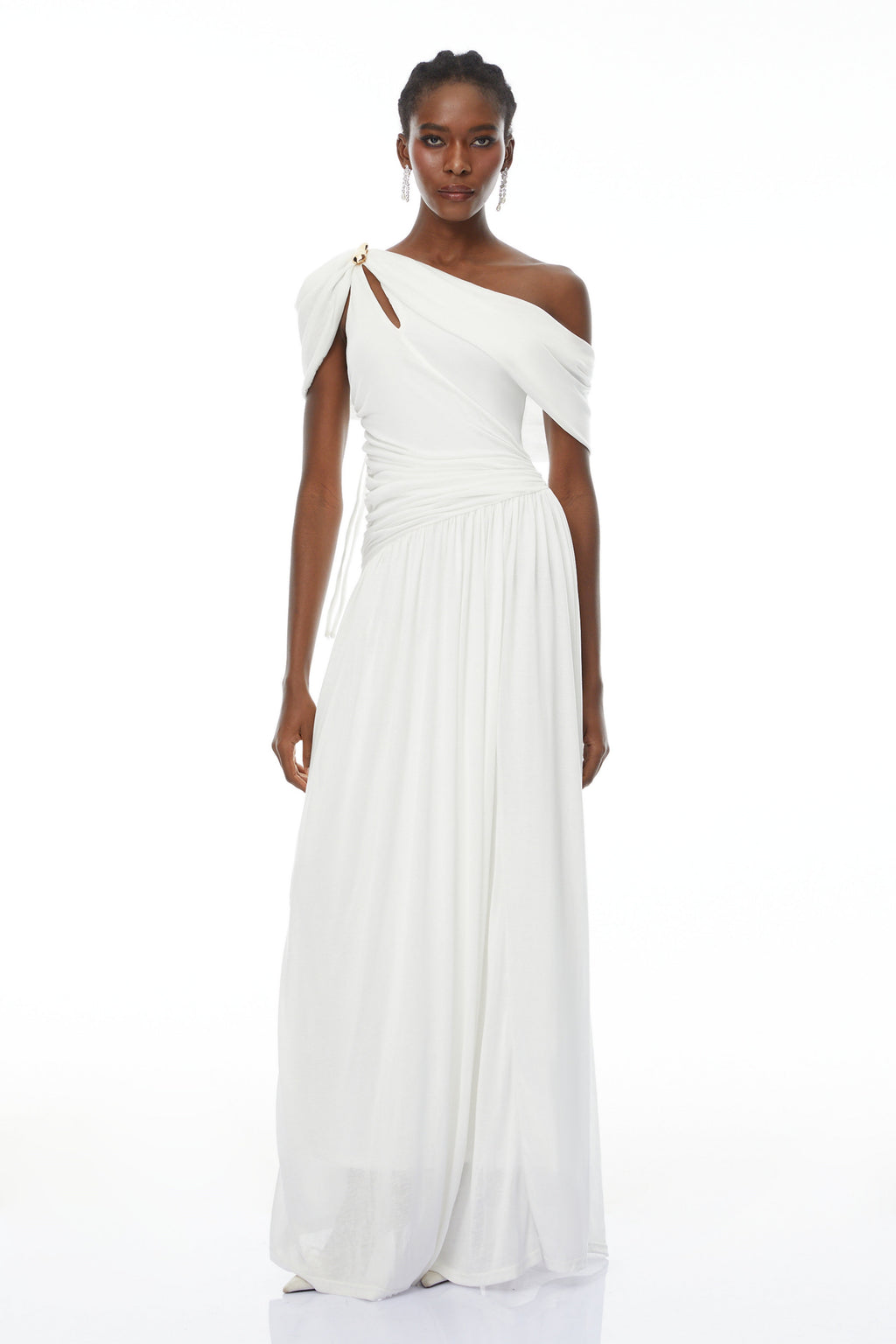Vestido largo asimétrico Sigrun White de marca Final Sale, con fruncido y diseño elegante para mujer.