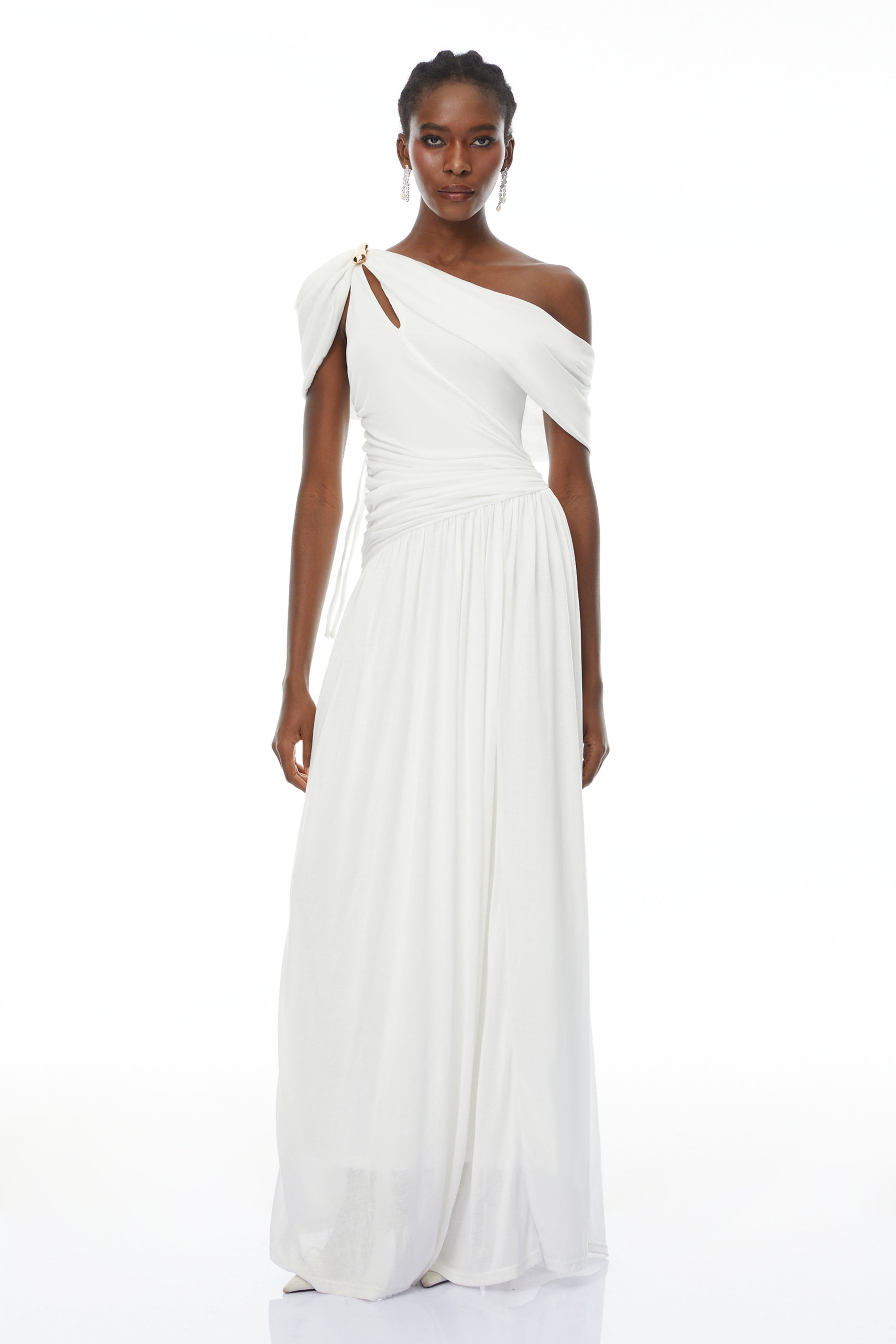 Vestido largo asimétrico Sigrun White de marca Final Sale, con fruncido y diseño elegante para mujer.