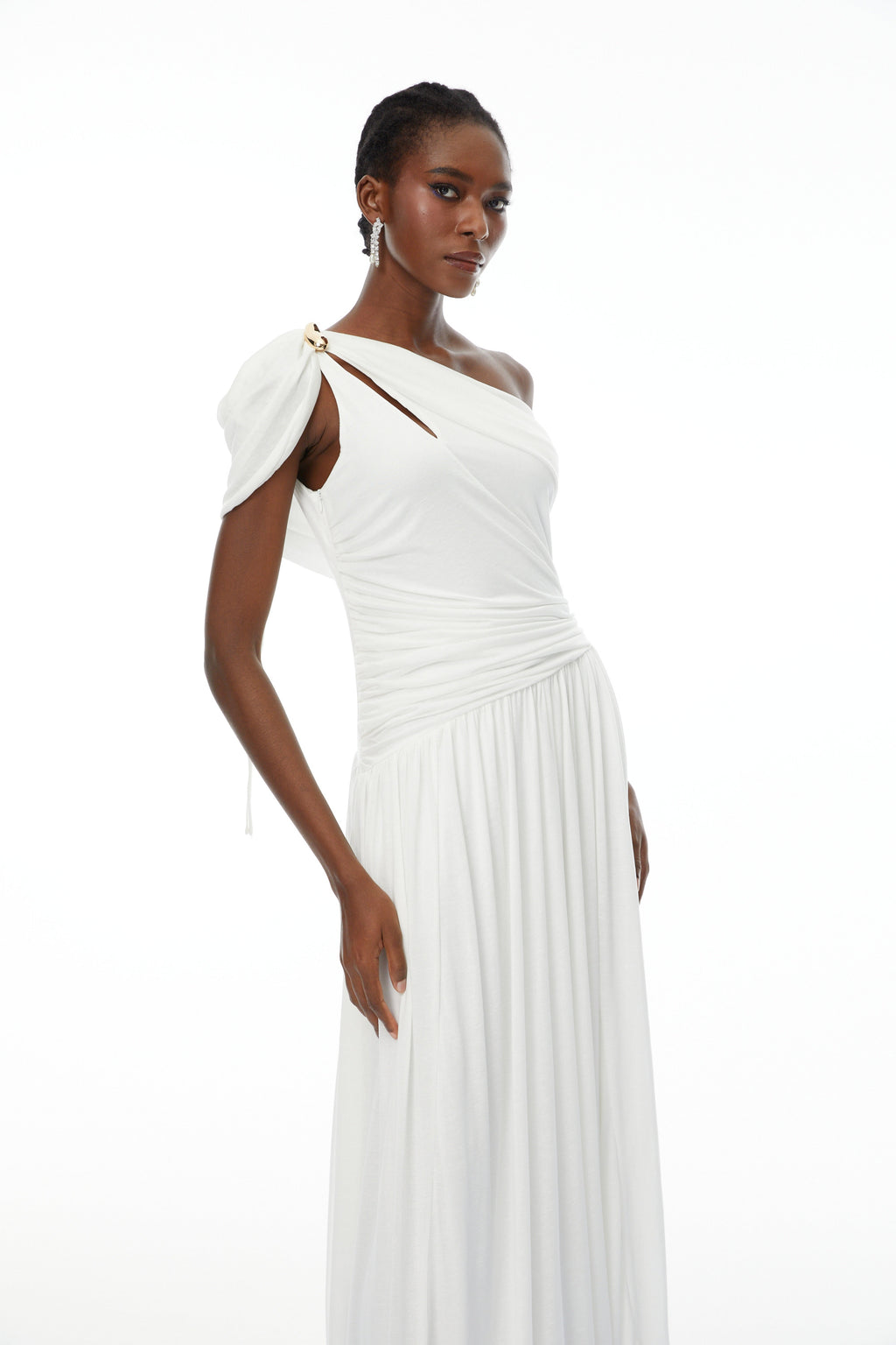 Vestido largo asimétrico blanco Sigrun con fruncido, estilo maxi, para mujer, en un entorno de moda elegante.