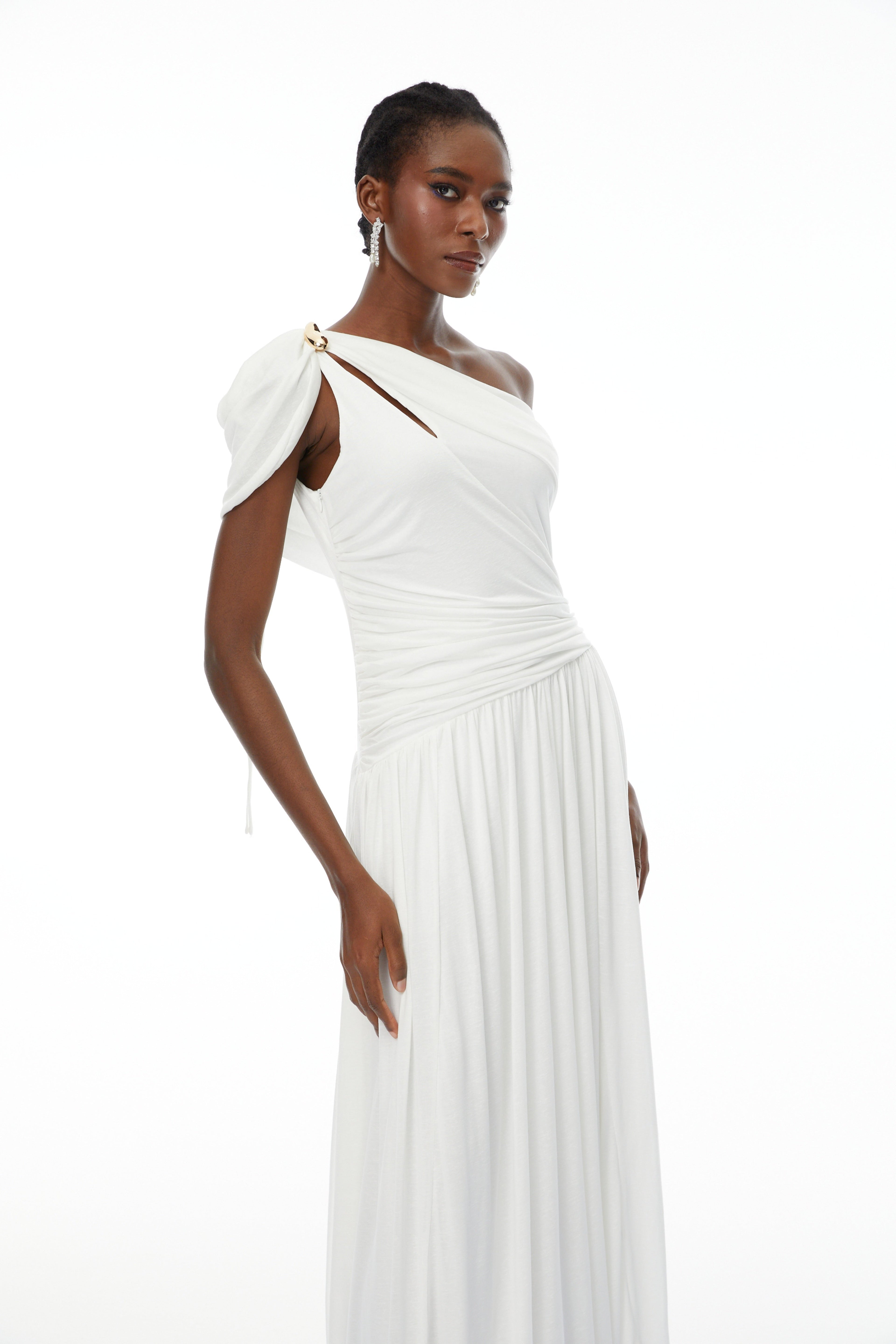 Vestido largo asimétrico blanco Sigrun con fruncido, estilo maxi, para mujer, en un entorno de moda elegante.