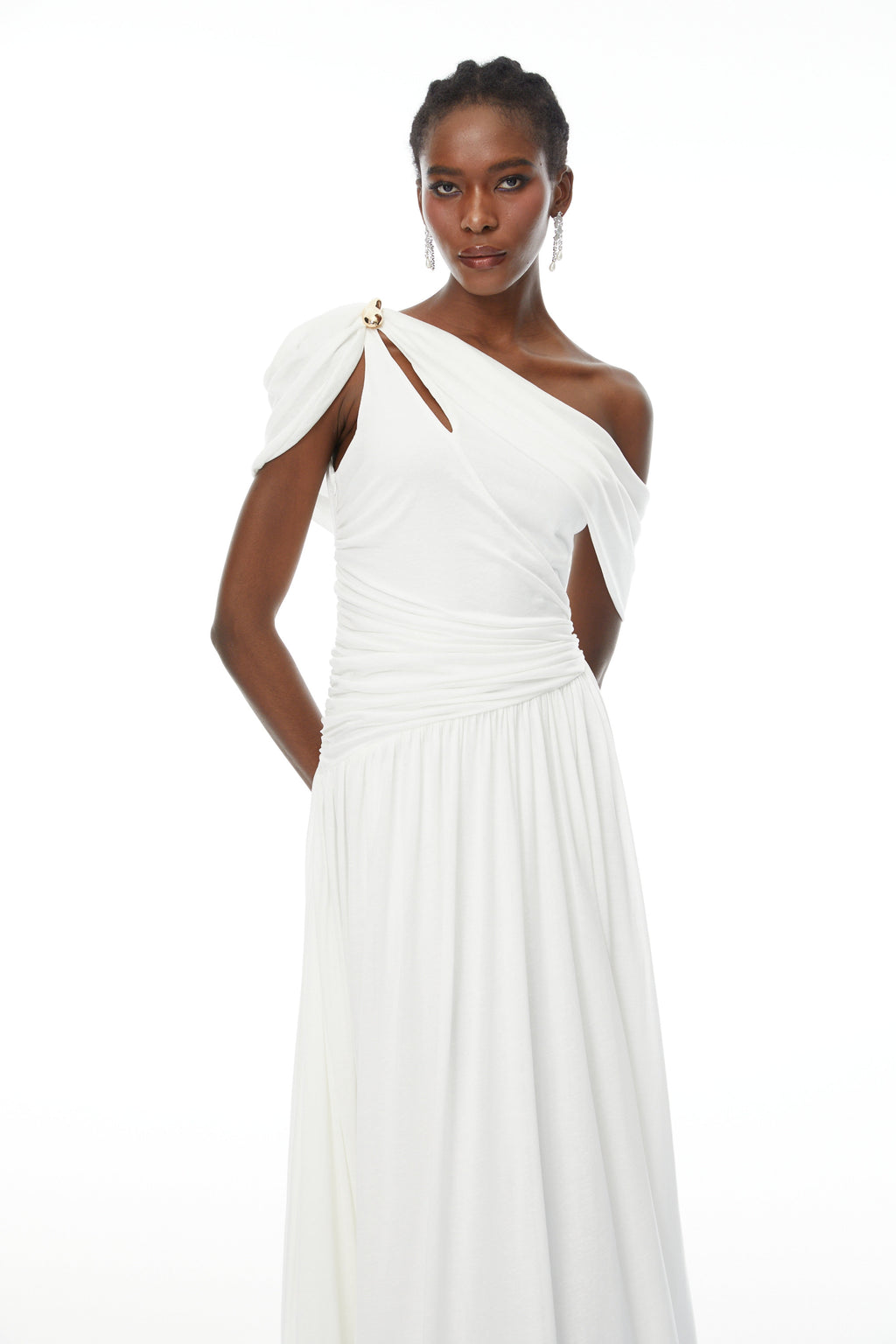Vestido maxi asimétrico blanco Sigrun Final Sale con frunces y diseño elegante, visible en la imagen.