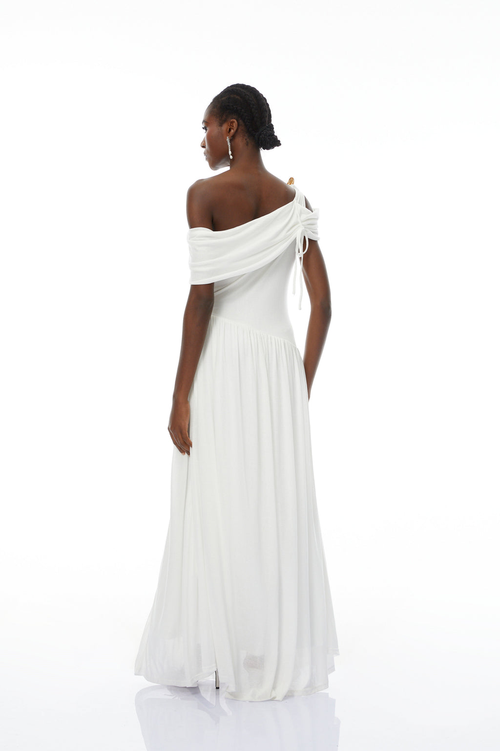 Vestido largo asimétrico Sigrun en blanco, vestido maxi con fruncido y diseño elegante, hecho por Final Sale.