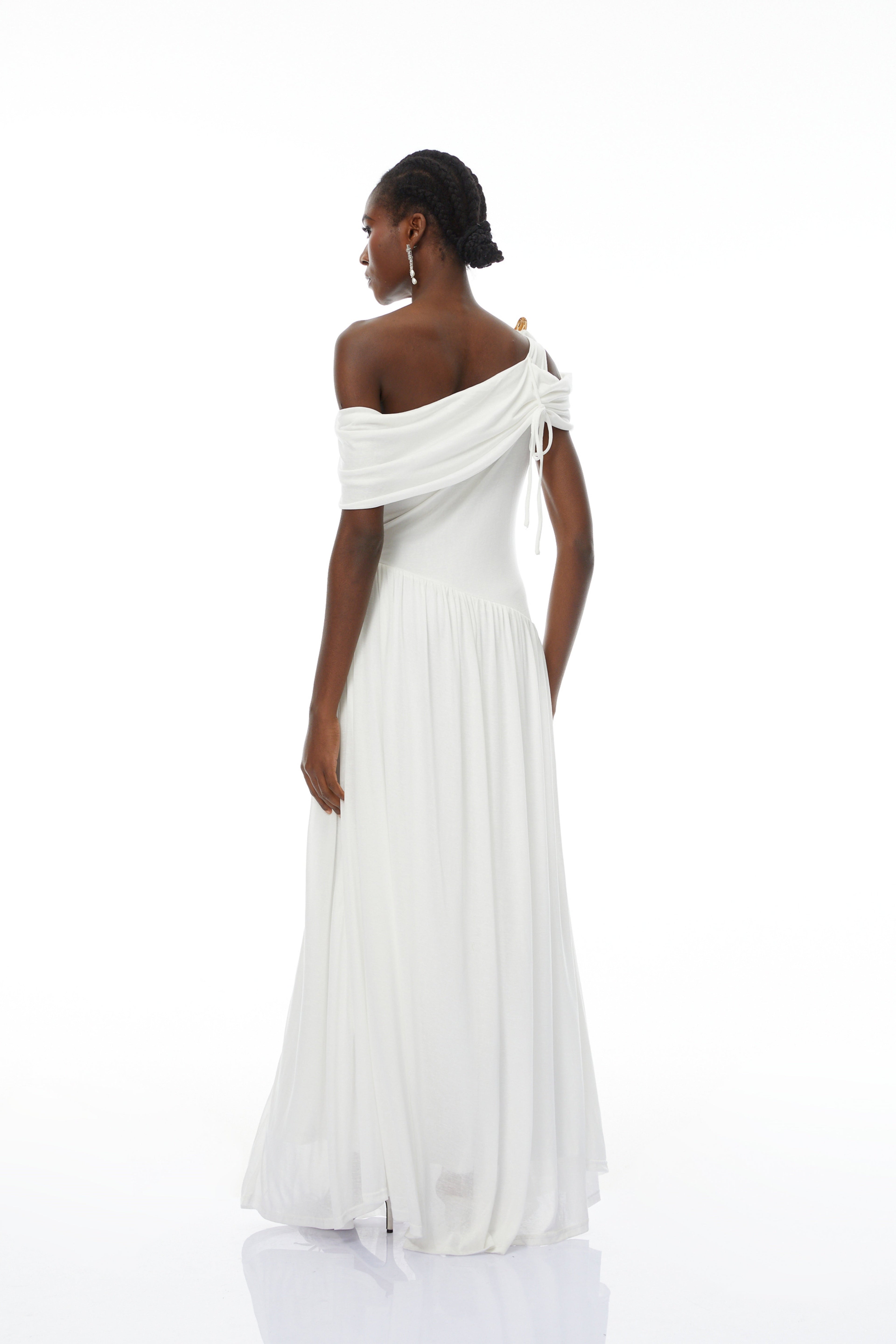 Vestido largo asimétrico Sigrun en blanco, vestido maxi con fruncido y diseño elegante, hecho por Final Sale.