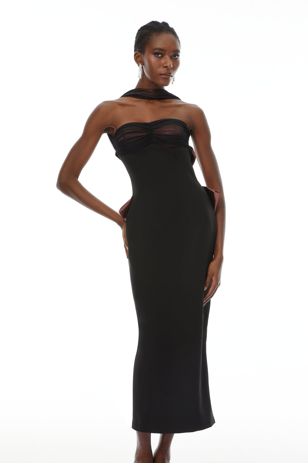 Vestido largo Miriam Black con espalda descubierta y lazo, vestido maxi de apertura en la espalda, estilo elegante y sofisticado.