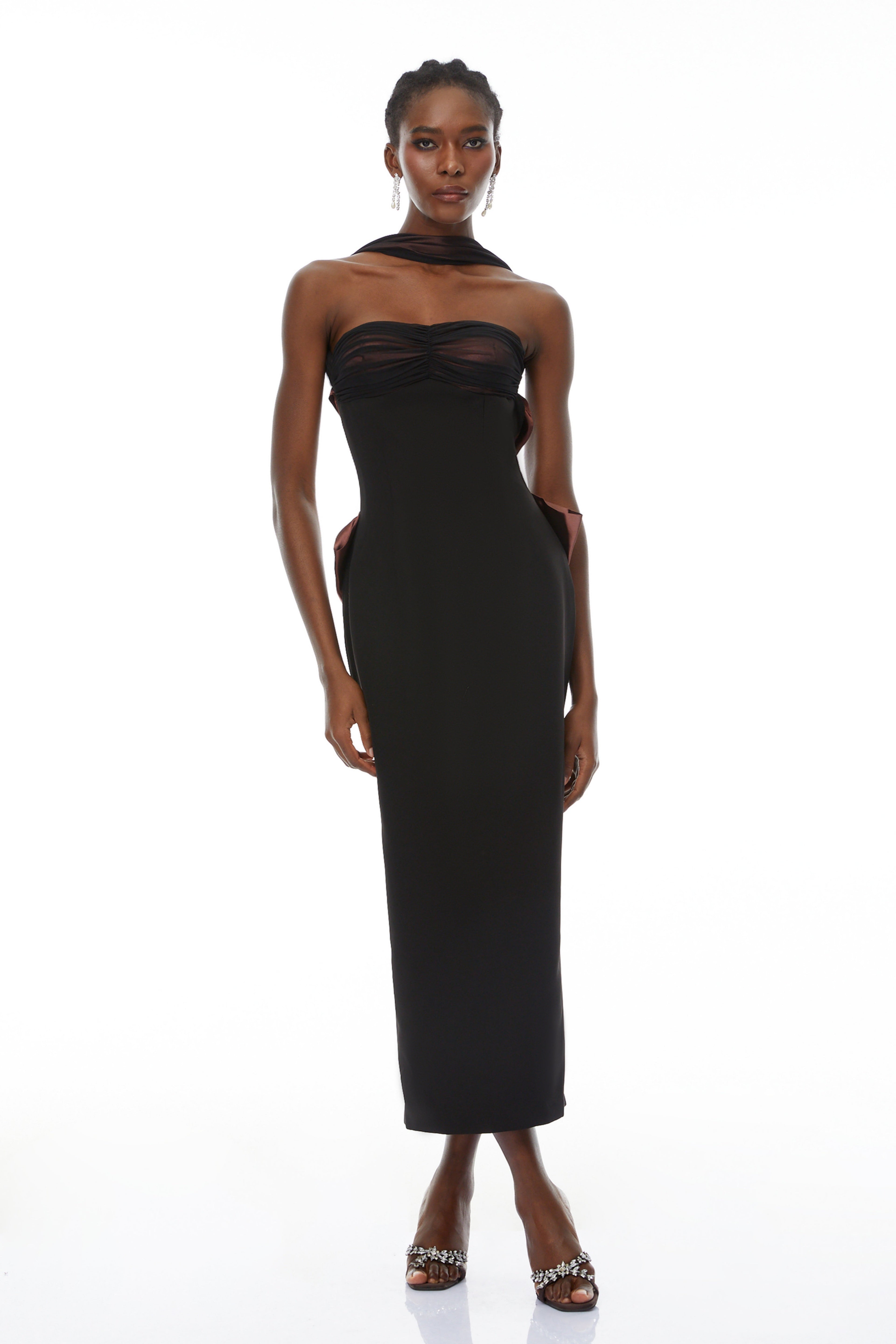 Vestido maxi negro Miriam Black con espalda abierta y lazo, diseñado por Final Sale, para ocasiones elegantes.