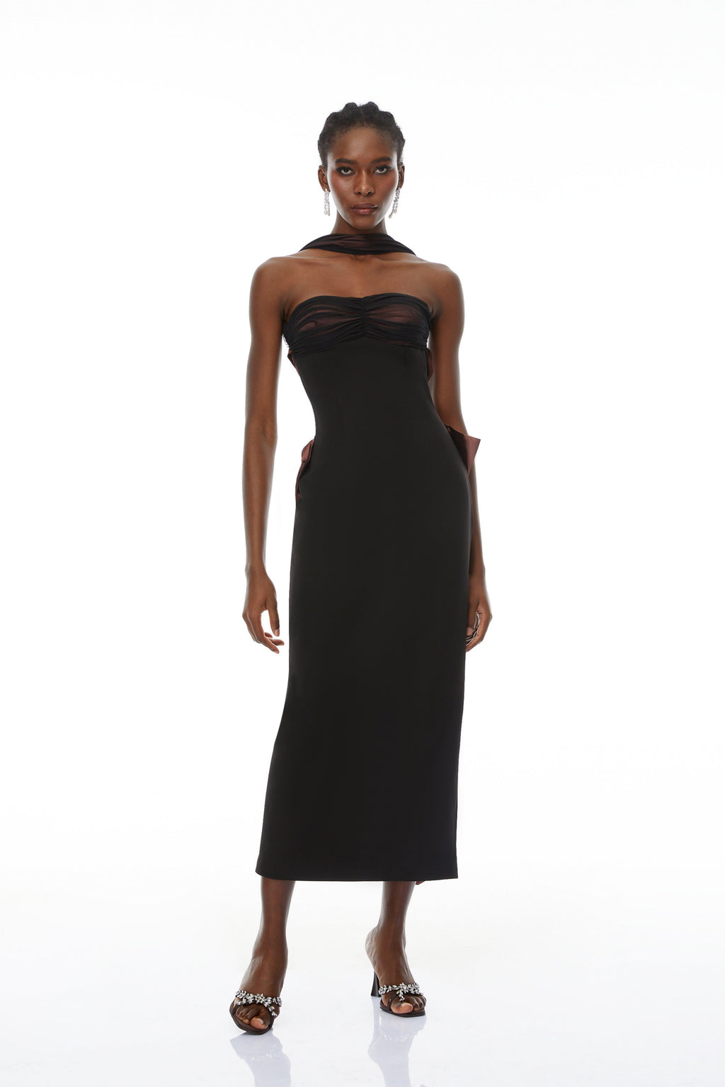 Vestido maxi Miriam Black con espalda abierta y lazo, estilo elegante y sofisticado para ocasiones especiales.