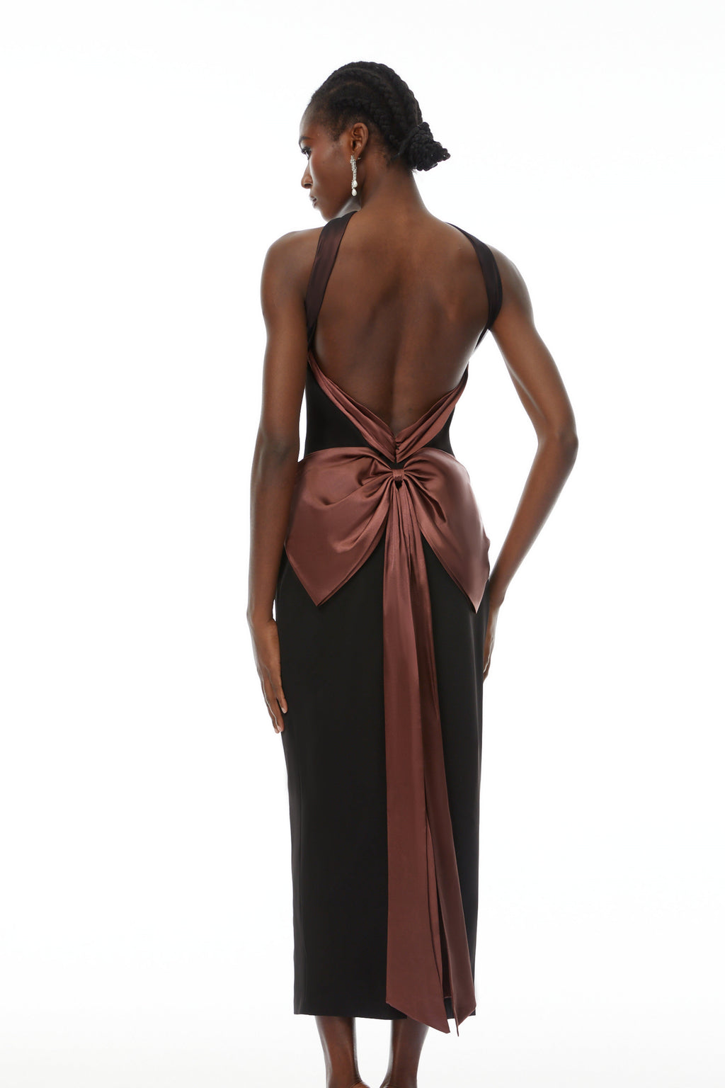 Vestido largo de novia Miriam Black con espalda abierta y lazo, diseño elegante y sofisticado para bodas.