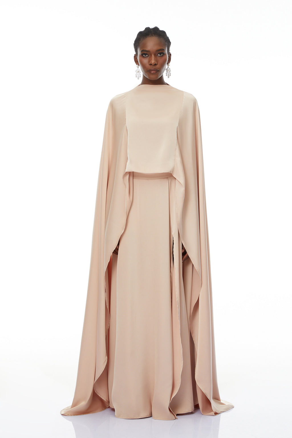 Conjunto de top y falda de satén Everleigh Champagne con capa, en color elegante, perfecto para eventos formales de Bridal.