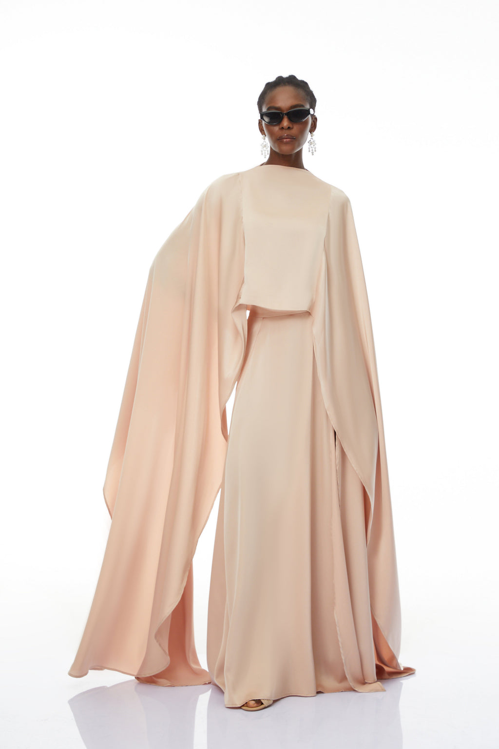 Conjunto de top y falda de satén Everleigh Champagne con capa, ideal para ocasiones elegantes, en color champagne.