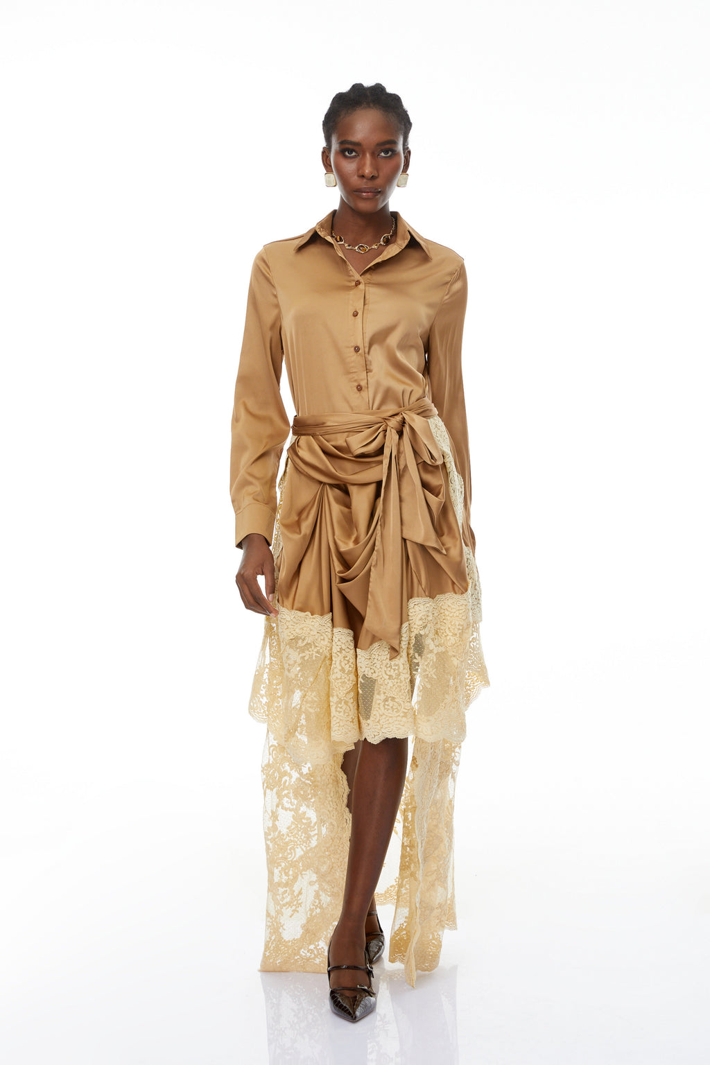 Conjunto de camisa de satén y falda de encaje Pascale Brown de Final Sale, con detalles elegantes y estilo sofisticado.