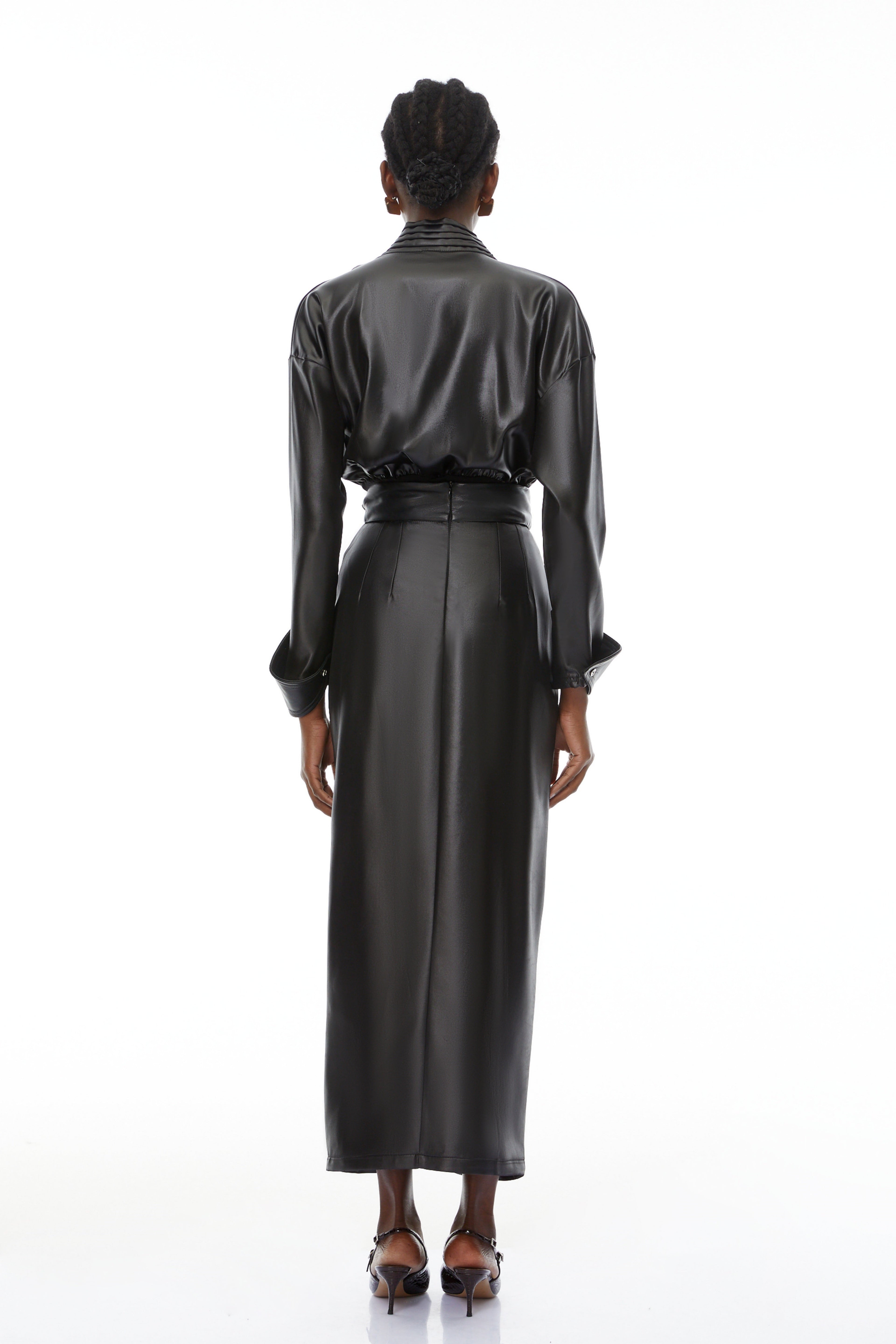Conjunto de cuerpo y falda de cuero negro Rocío de Final Sale, con detalles elegantes y ajustados en la imagen.