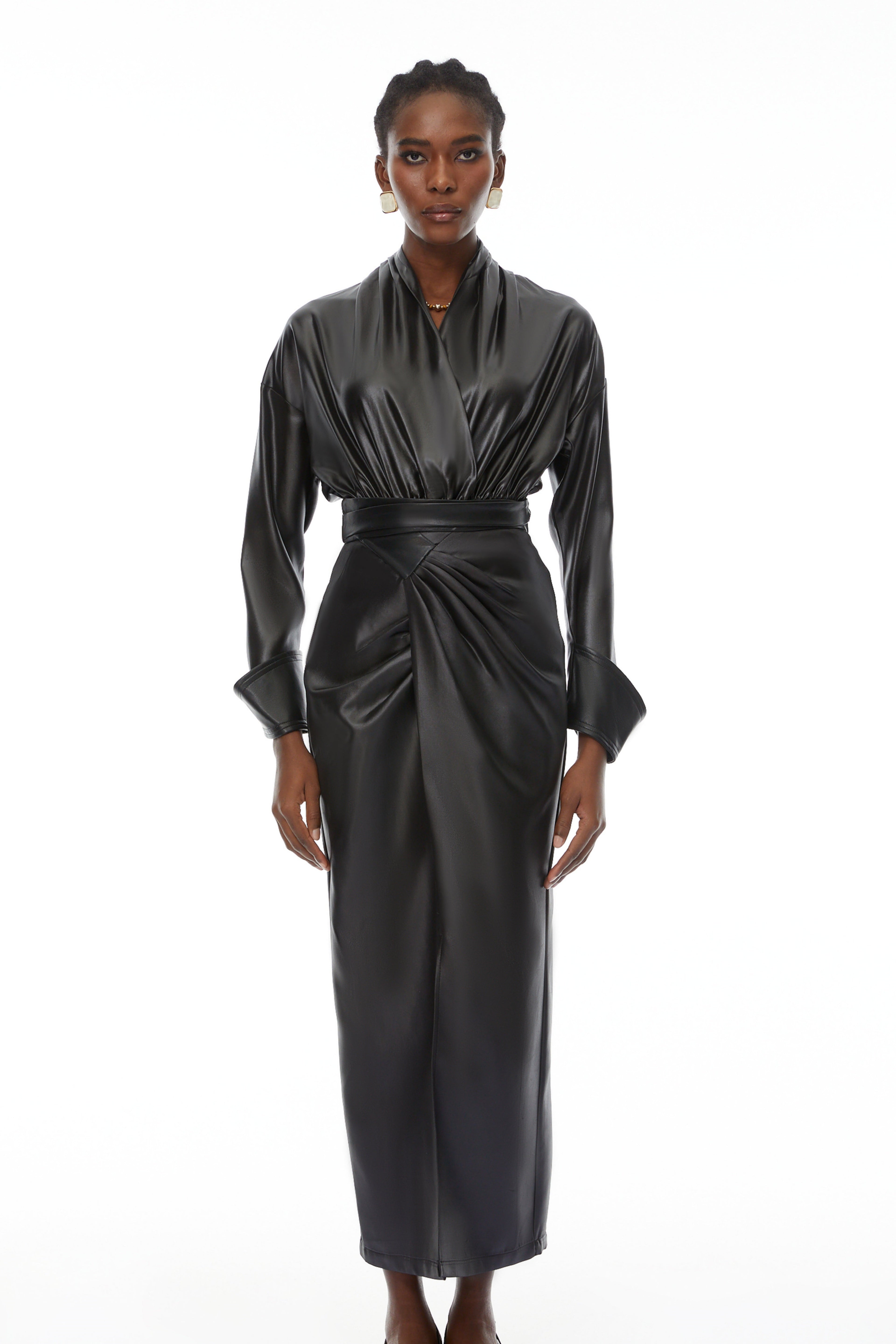 Conjunto de ropa de cuero negro Rocío de Final Sale, bodysuit y falda, diseño elegante y ajustado para mujer.