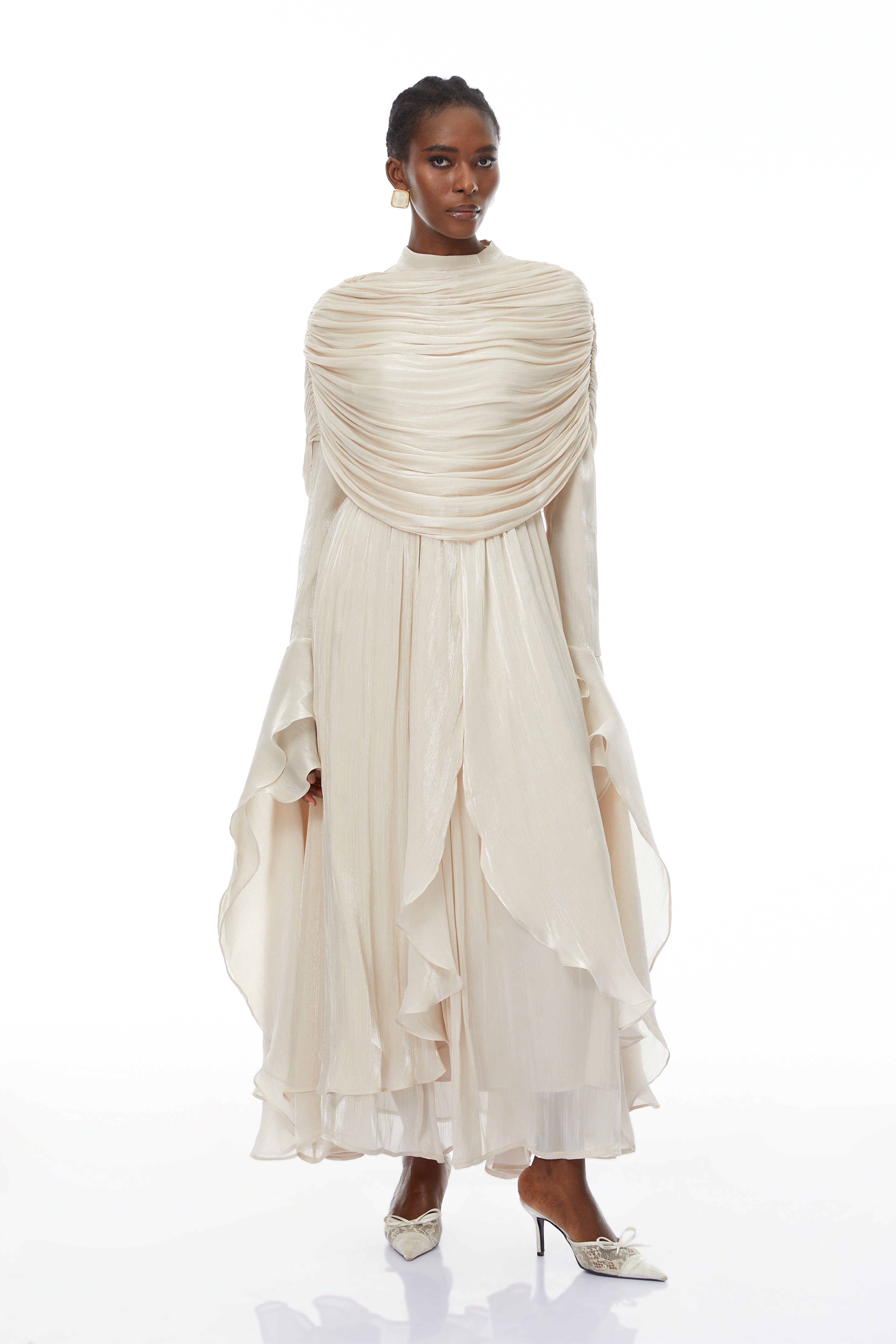 Vestido maxi rizado y con volantes Gustave Neutral Ruched Cape de Bridal, vestido largo elegante con detalles románticos.