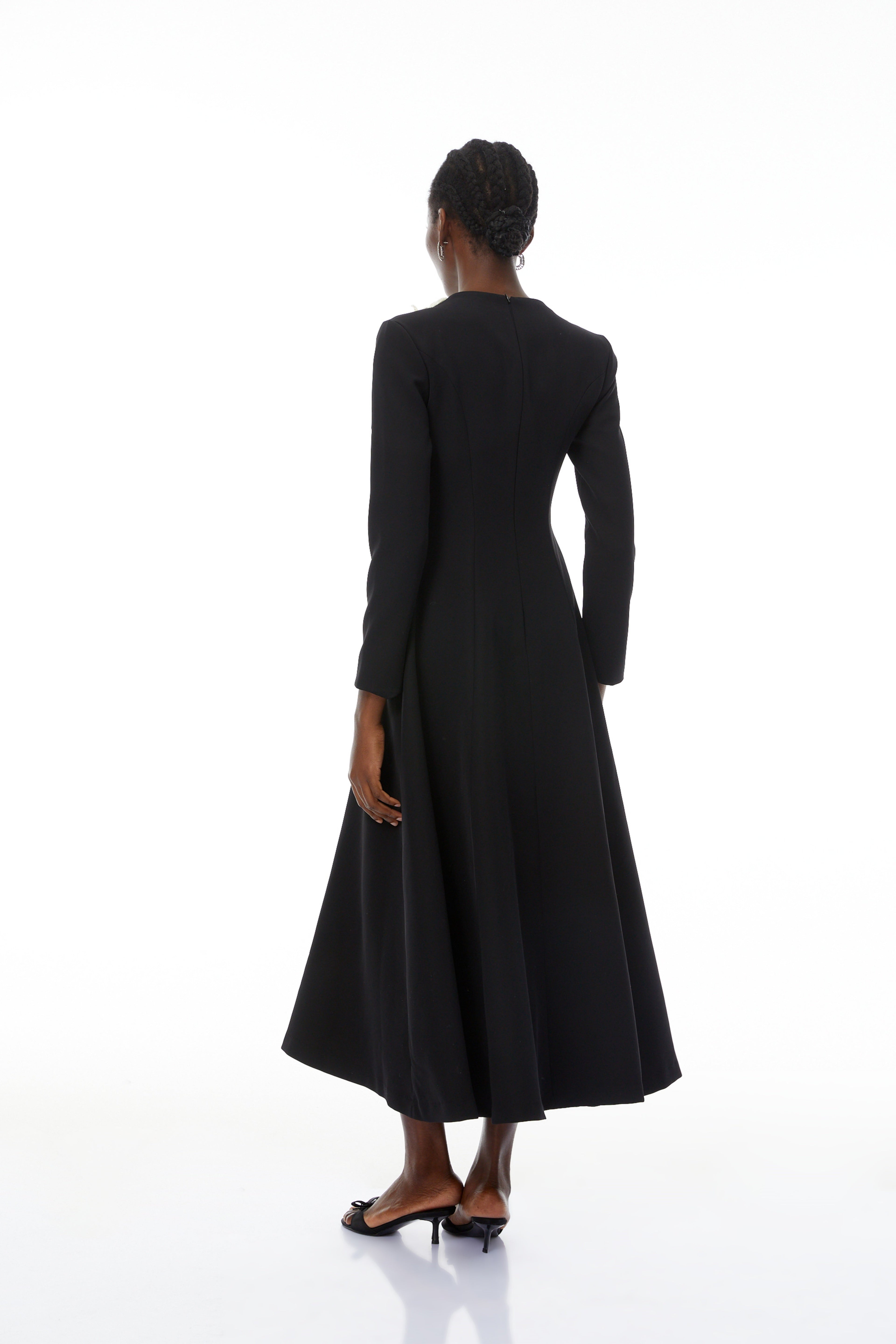 Vestido midi color block con lentejuelas y detalles en 3D de Greta, diseño para ocasiones elegantes y modernas.