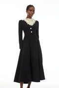 Vestido midi de lentejuelas en bloques de colores Greta con pétalos 3D, estilo elegante y moderno en tonos vibrantes.