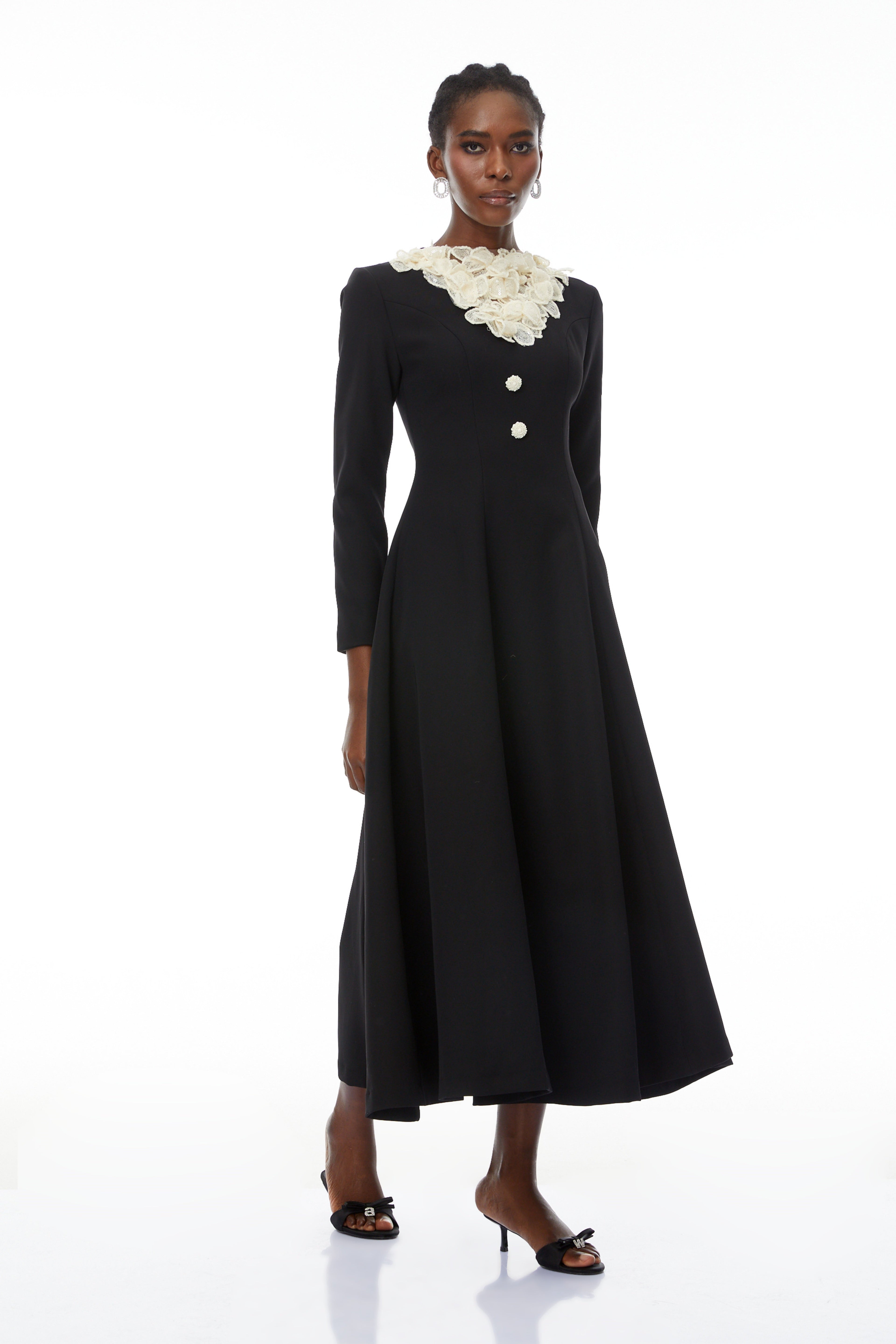 Vestido midi de pétalos 3D con lentejuelas en bloques de colores Greta, diseño elegante y llamativo para ocasiones especiales.
