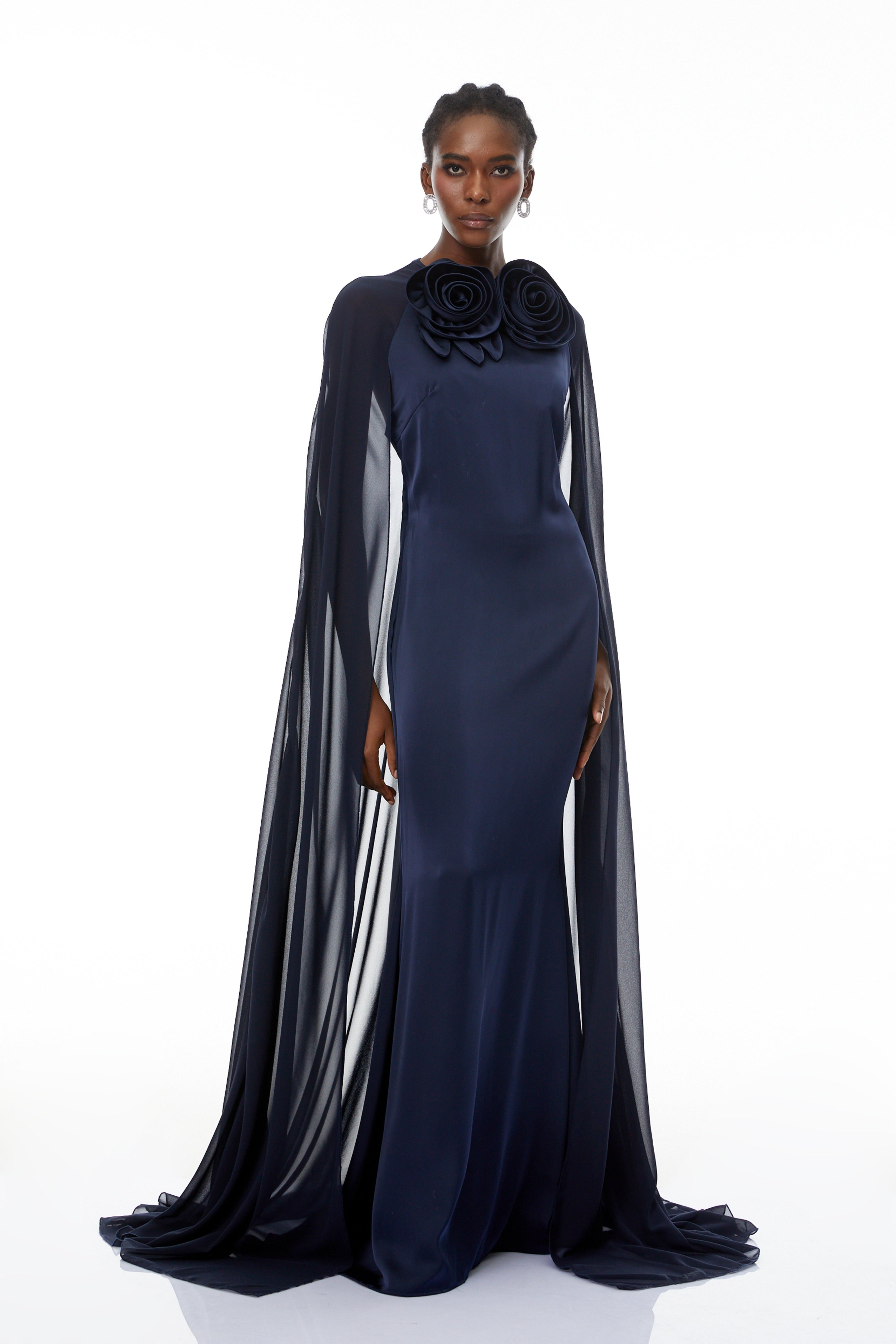 Vestido largo Riccardo Blue 3D Petal Cape Maxi Gown de MRMelbourne, con detalles de pétalos en azul y diseño elegante.