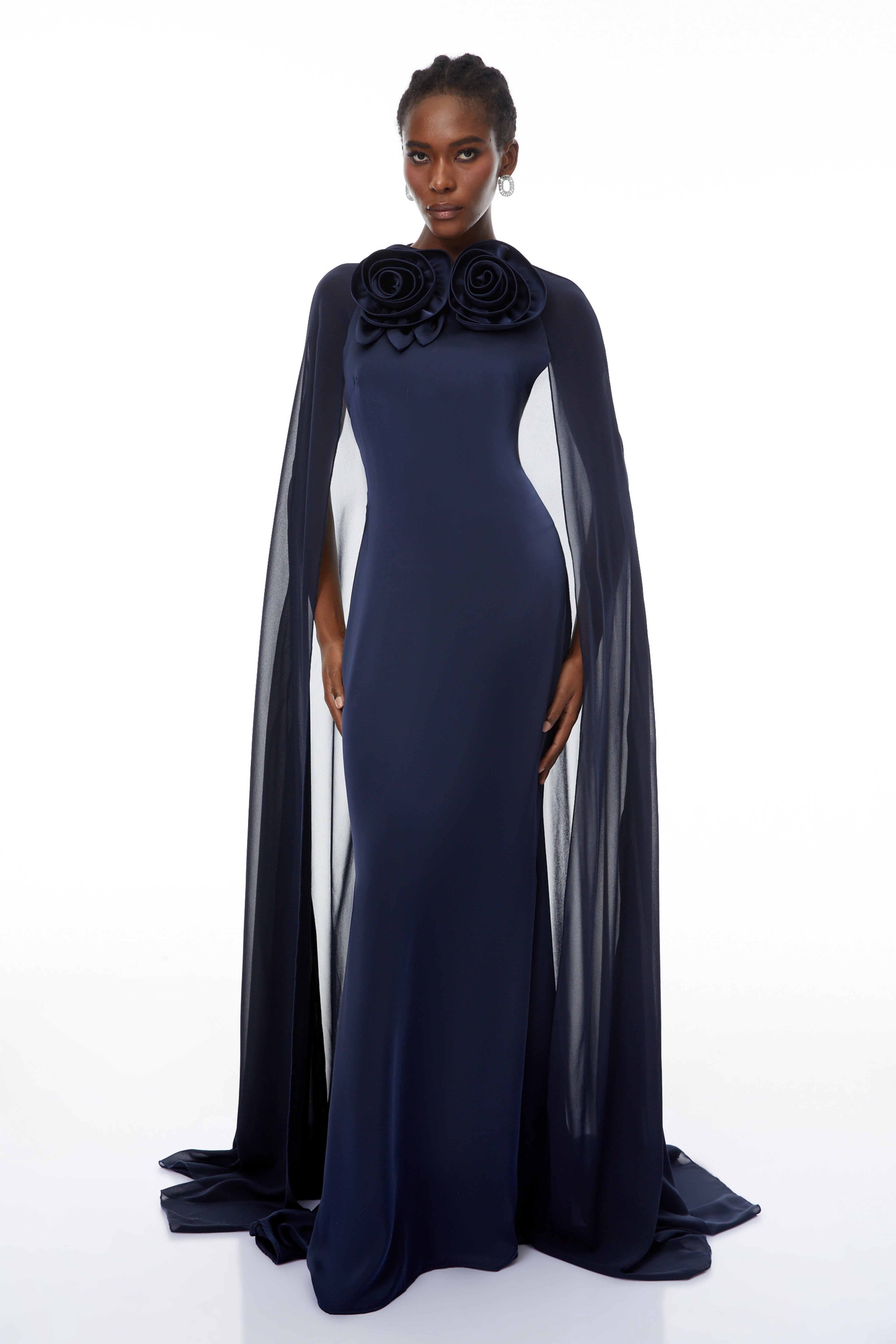 Mujer con vestido largo maxi Riccardo Blue 3D Petal Cape de MRMelbourne, diseño elegante con capucha y detalles en azul.