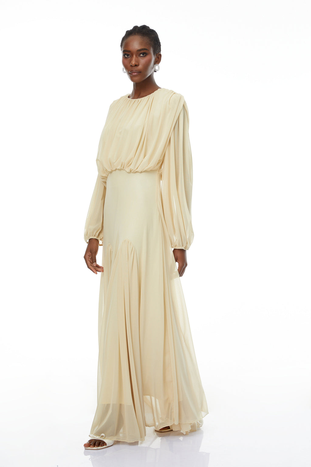 Vestido largo de novia amarillo con mangas farol y plisados, estilo maxi y diseño elegante.