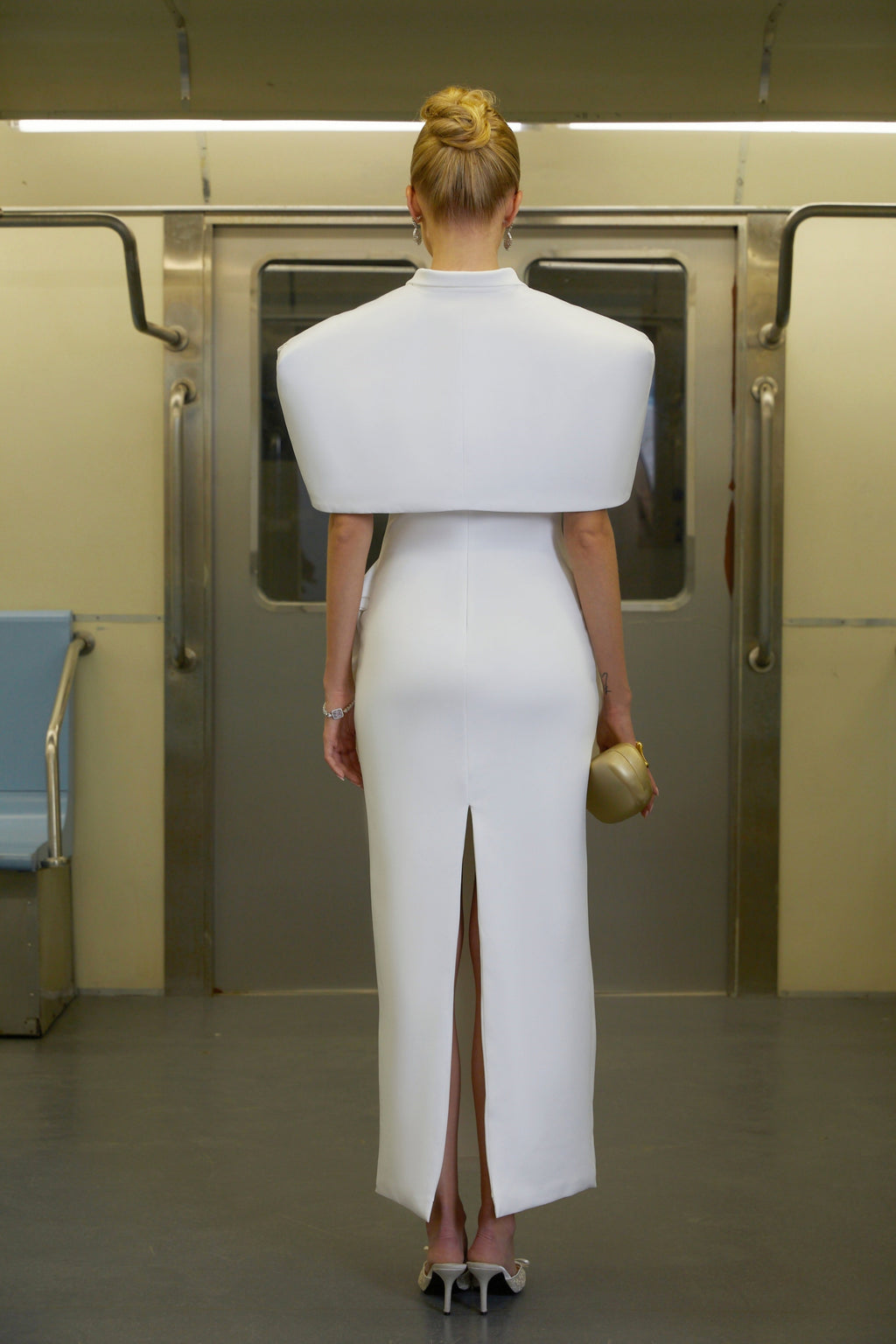 Conjunto de vestido estructurado blanco Felice con capa y corsé de la marca Bridal, luciendo elegante y sofisticado.