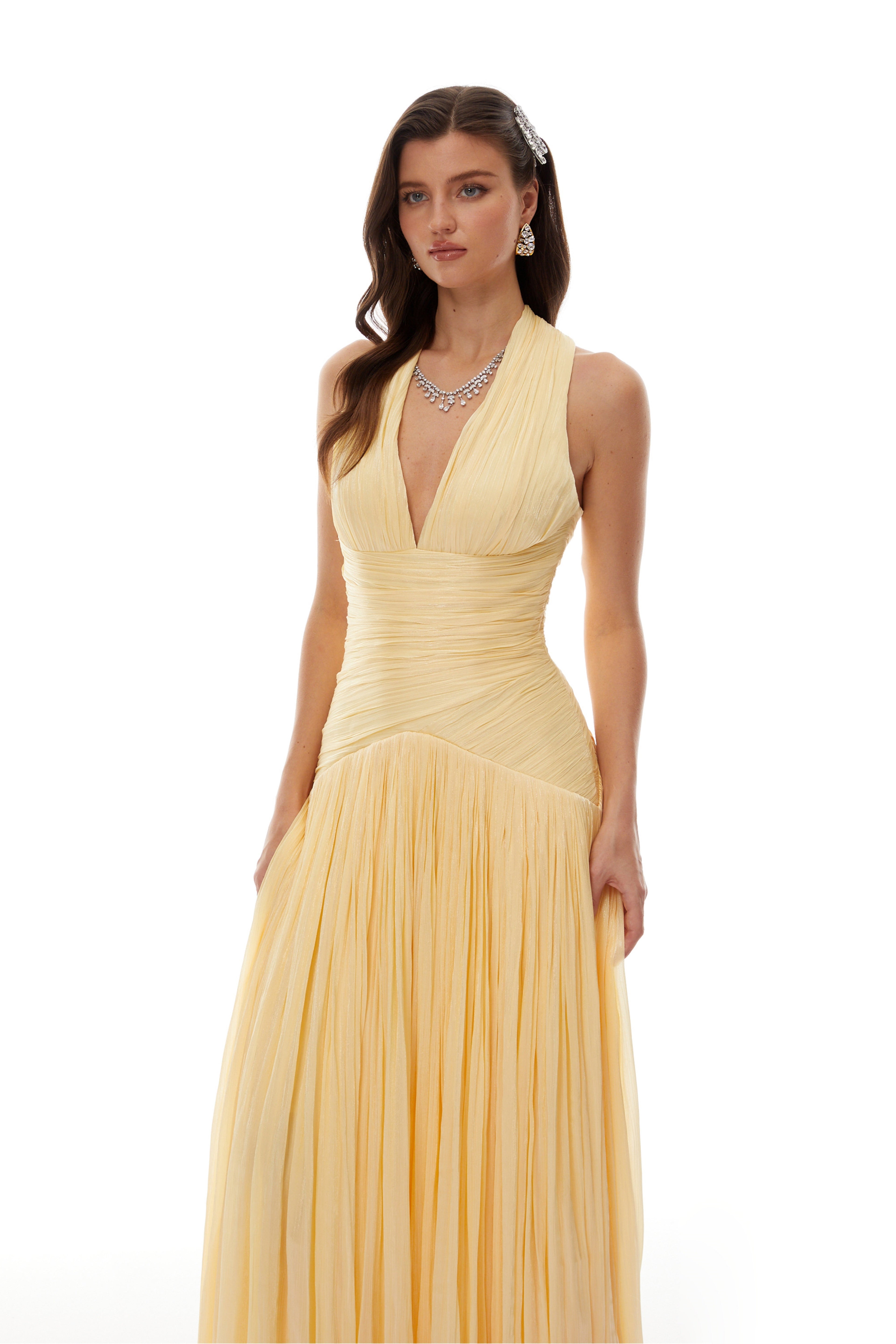 Vestido maxi amarillo Uranie de Bridal con fruncido, vestido largo y elegante para ocasiones especiales.