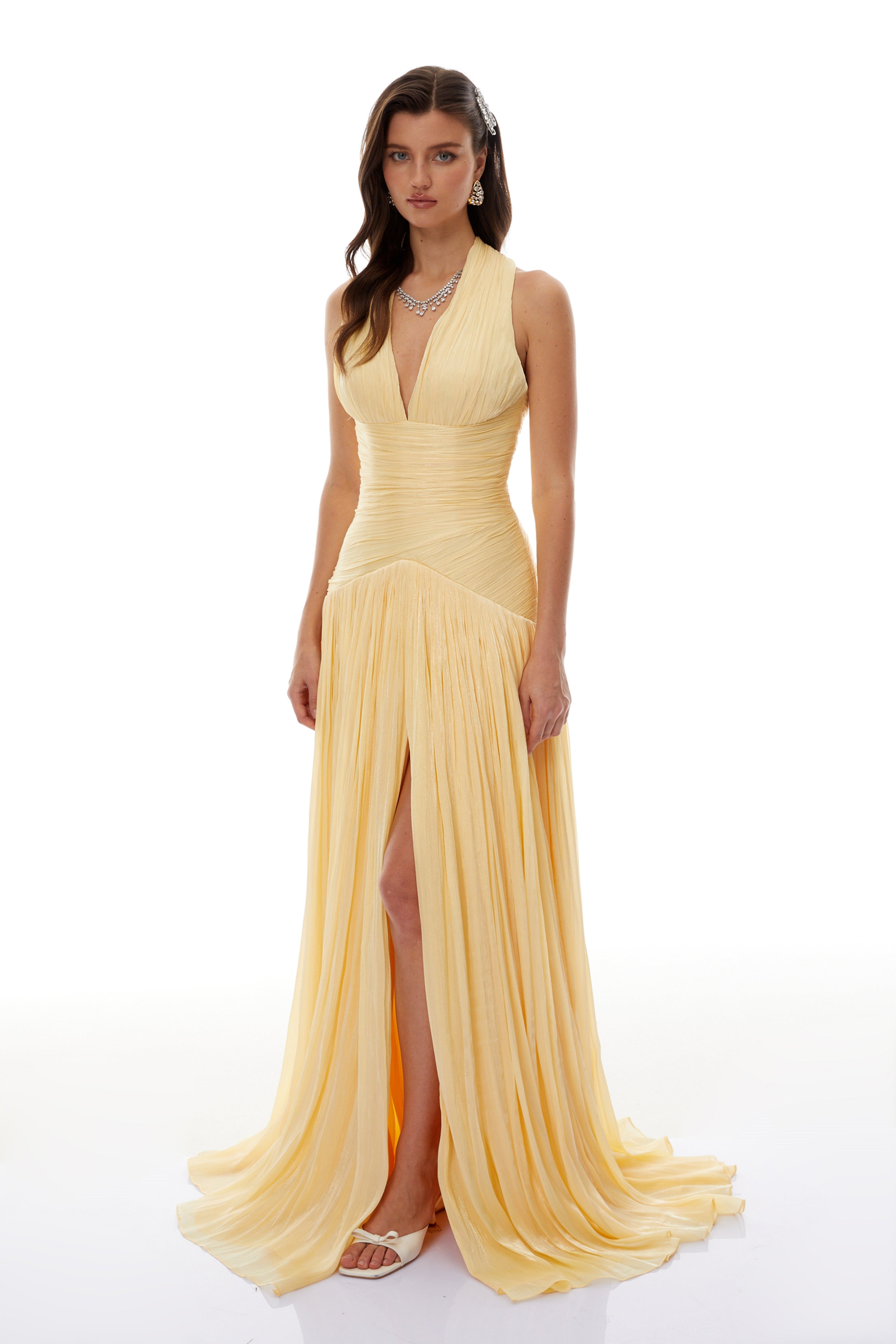 Vestido largo maxi amarillo Uranie de Bridal con parte superior fruncida y falda fluida, en color vibrante y estilo elegante.
